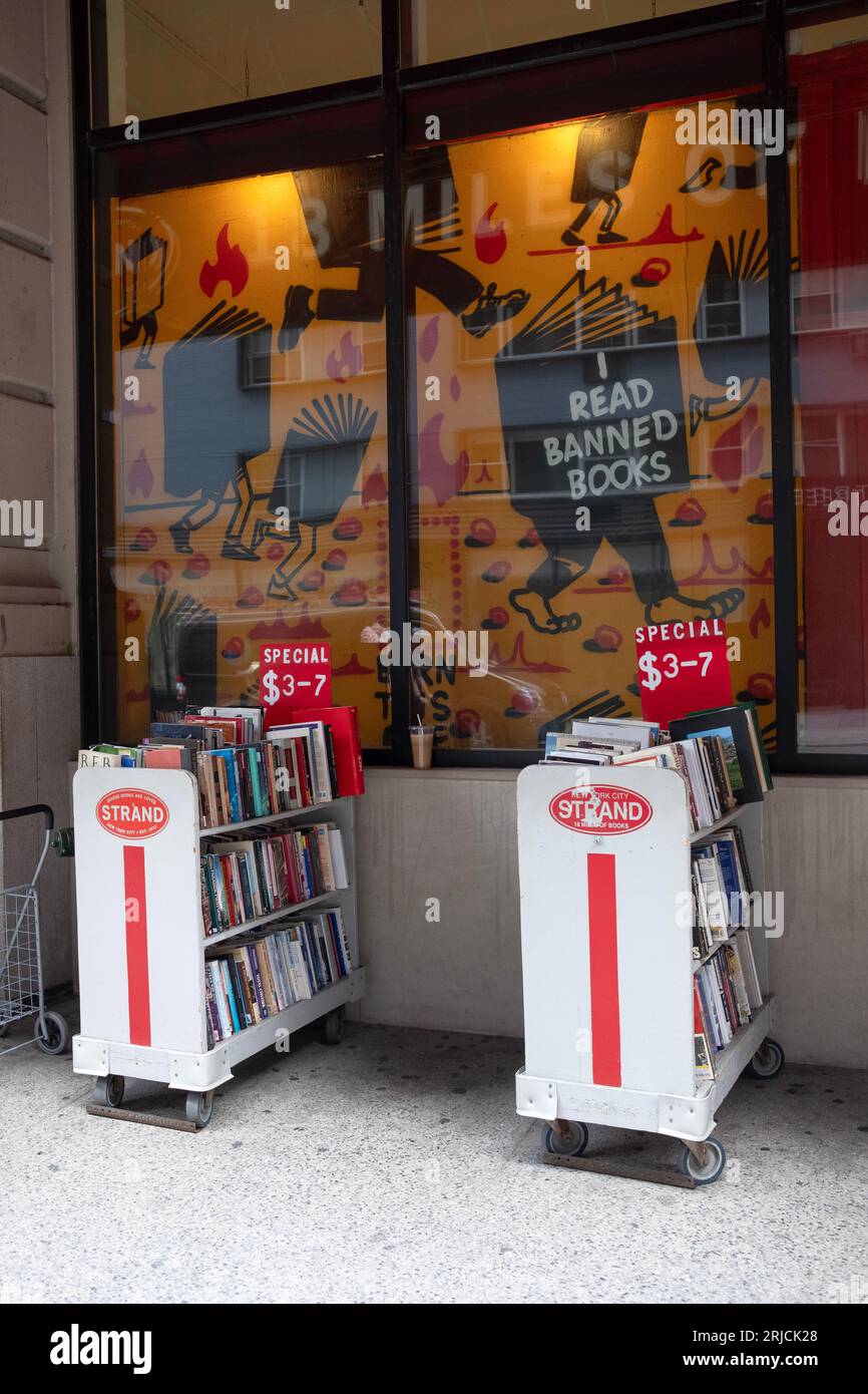 L'esterno dello Strand Book Store a Manhattan con scaffali in vendita e un'illustrazione che si vantava del "ho letto libri vietati". Foto Stock