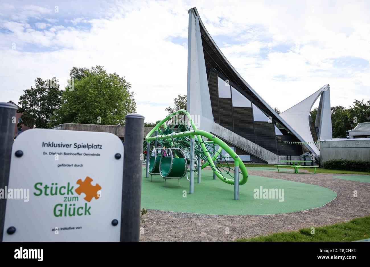 Brema, Germania. 22 agosto 2023. Una struttura per giochi sorge sul primo parco giochi inclusivo di Brema presso il centro diurno della congregazione della chiesa di Dietrich Bonhoeffer. Il parco giochi offre anche accesso senza barriere a varie attrezzature per i bambini con disabilità. Crediti: Focke Strangmann/dpa/Alamy Live News Foto Stock