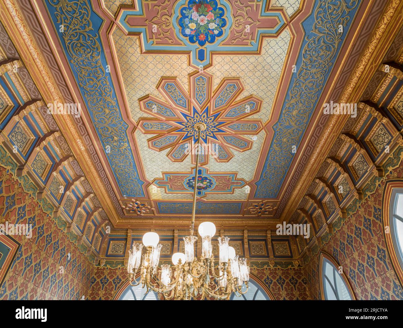 Sfondo piastrellato nella moschea. Cupola della moschea, ornamenti orientali. immagini dell'architettura islamica architettura interior.interior Foto Stock
