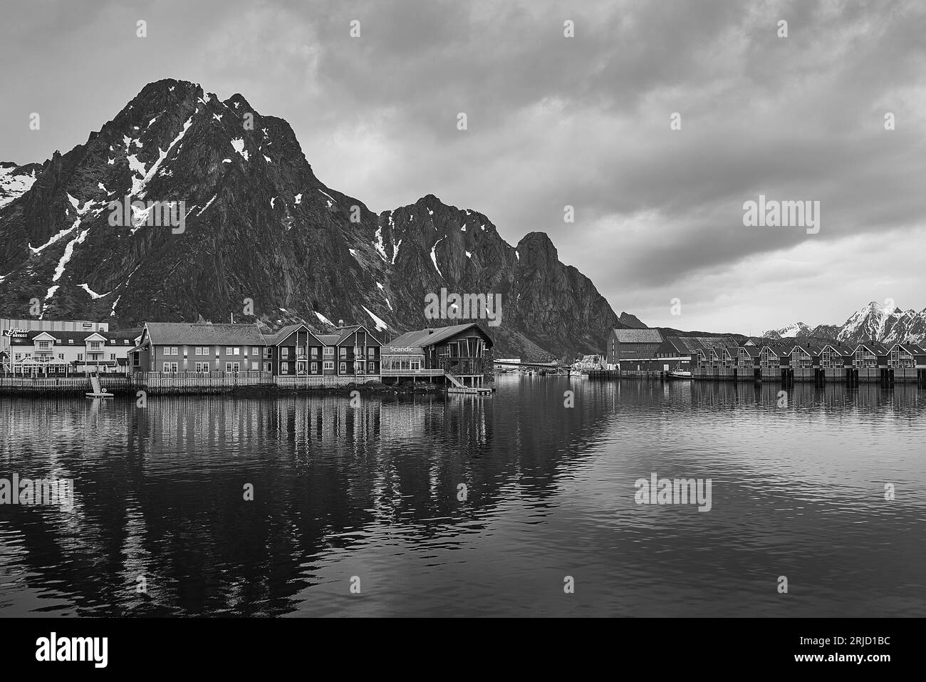 Immagine in bianco e nero del porto di Svolvær, situato nelle Isole Lofoten, all'estremo nord del Circolo Polare Artico, Norvegia. 4 maggio 2023 Foto Stock