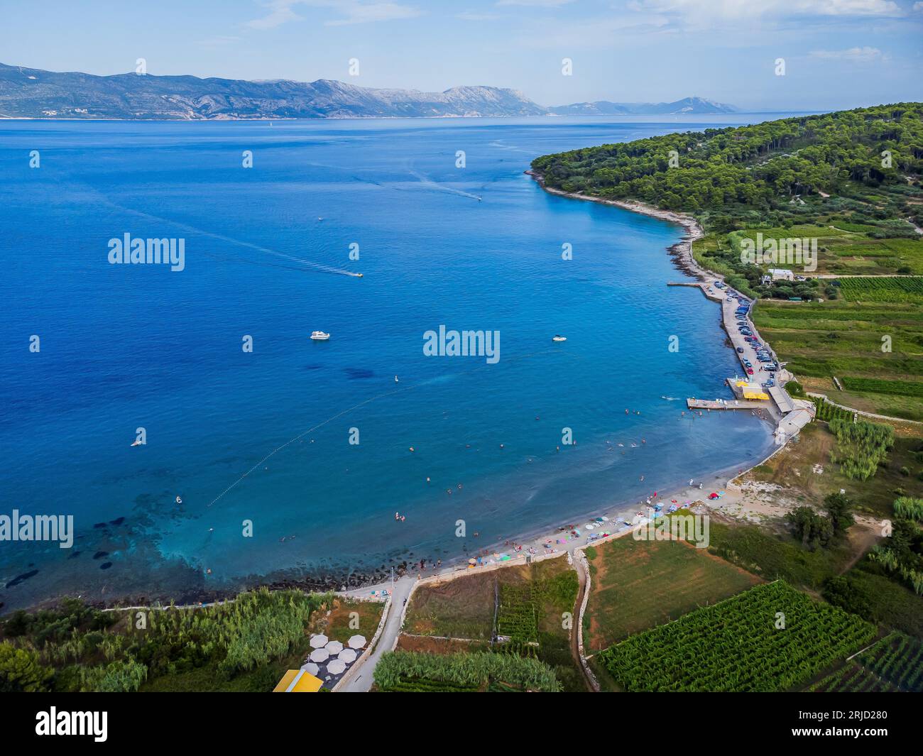 Spalato, Croazia. 28 luglio 2023. Foto aerea scattata il 27 luglio 2023. Mostra la spiaggia di Bilin zal, a Lumbarda, isola di Korcula, Croazia. Situata vicino alla città di Korcula, la baia di Bili zal è caratterizzata da una grande spiaggia sabbiosa protetta dai venti occidentali. Foto. Zvonimir Barisin/PIXSELL credito: Pixsell/Alamy Live News Foto Stock