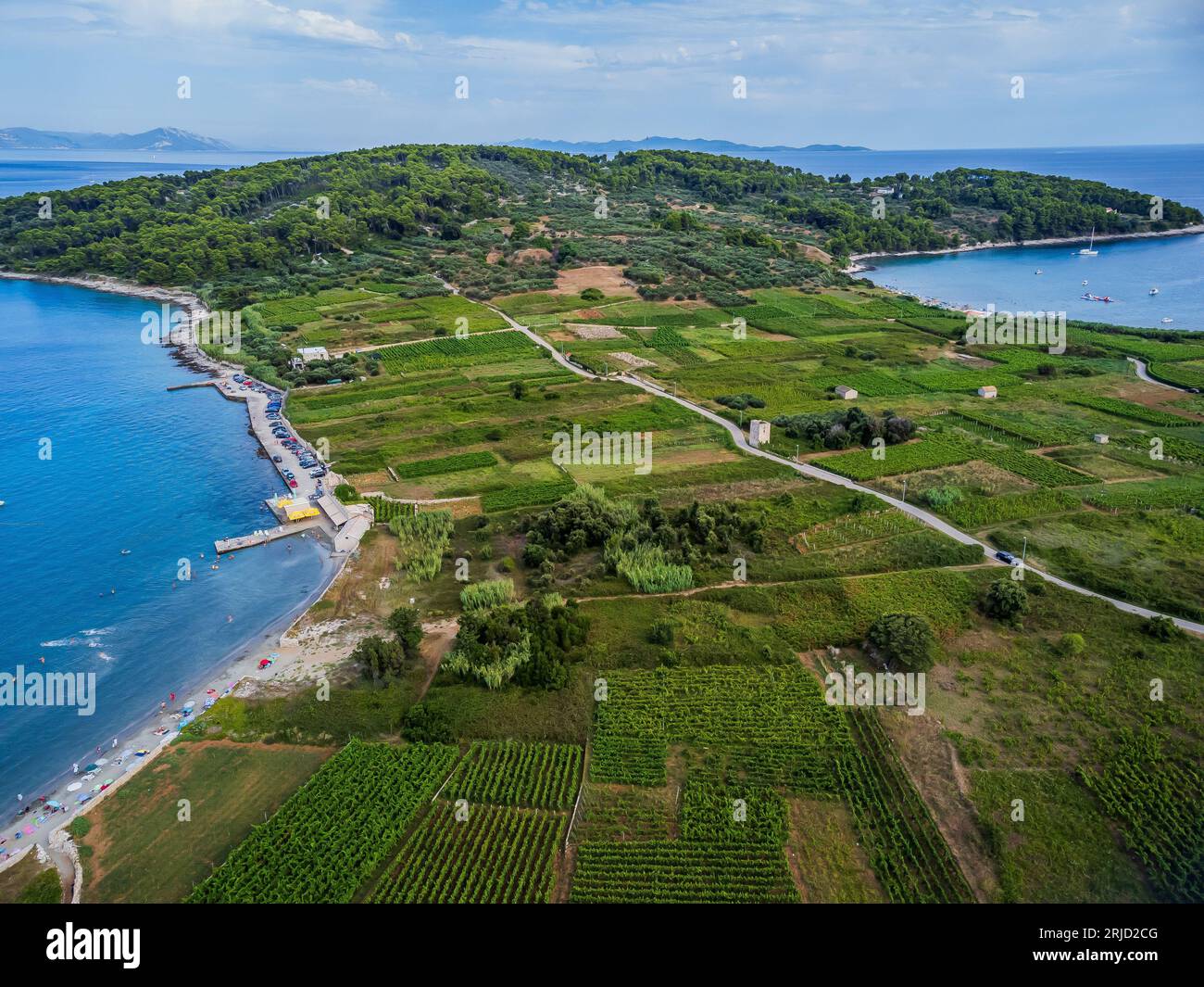 Spalato, Croazia. 28 luglio 2023. Foto aerea scattata il 27 luglio 2023. Mostra la spiaggia di Bilin zal, a Lumbarda, isola di Korcula, Croazia. Situata vicino alla città di Korcula, la baia di Bili zal è caratterizzata da una grande spiaggia sabbiosa protetta dai venti occidentali. Foto. Zvonimir Barisin/PIXSELL credito: Pixsell/Alamy Live News Foto Stock