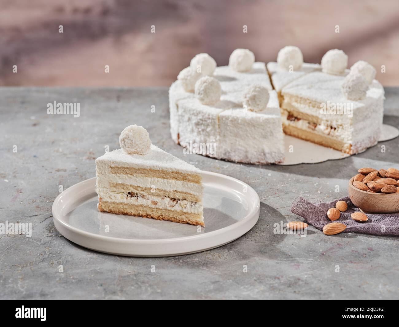 bella foto di una fetta di dessert su un piatto e un bel sottofondo Foto Stock