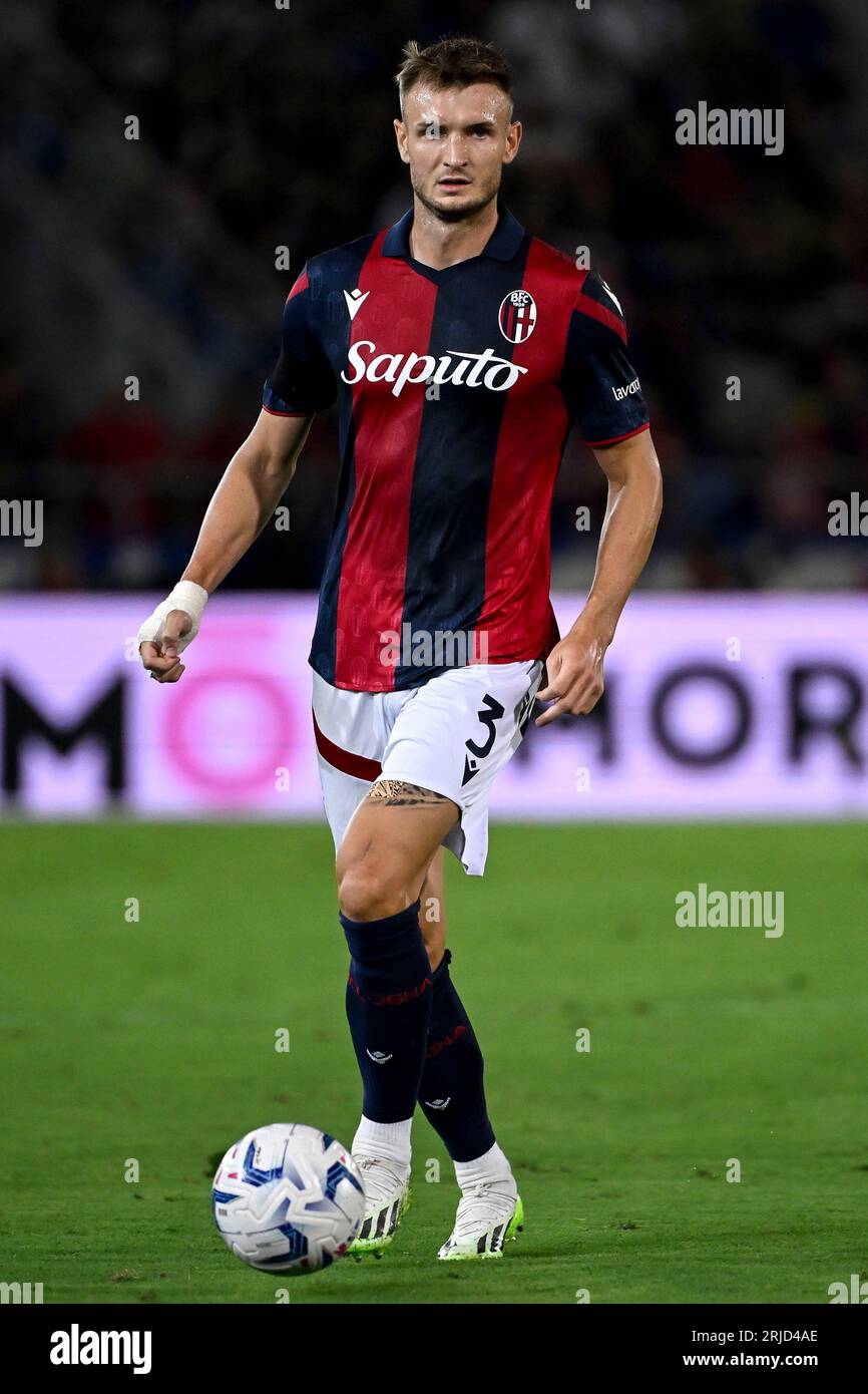 Stefan Posch del Bologna FC in azione durante la partita di serie A tra Bologna FC e AC Milan allo stadio Renato Dall'Ara di Bologna (Italia), Foto Stock