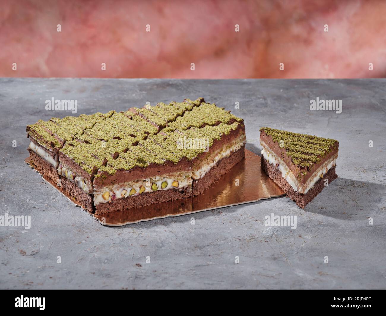bella foto di una fetta di dessert su un piatto e un bel sottofondo Foto Stock