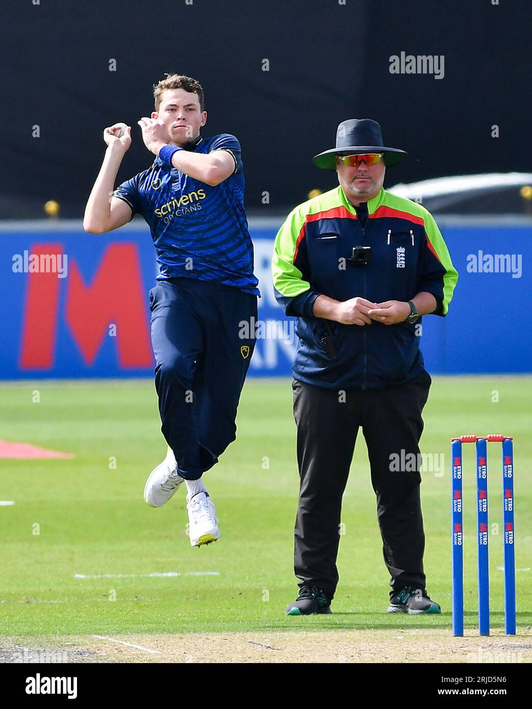 Hove UK 22 agosto 2023 - Henry Brookes bowling per Warwickshire contro i Sussex Sharks durante la loro partita di cricket One Day Cup al 1st Central County Ground di Hove : Credit Simon Dack /TPI/ Alamy Live News Foto Stock