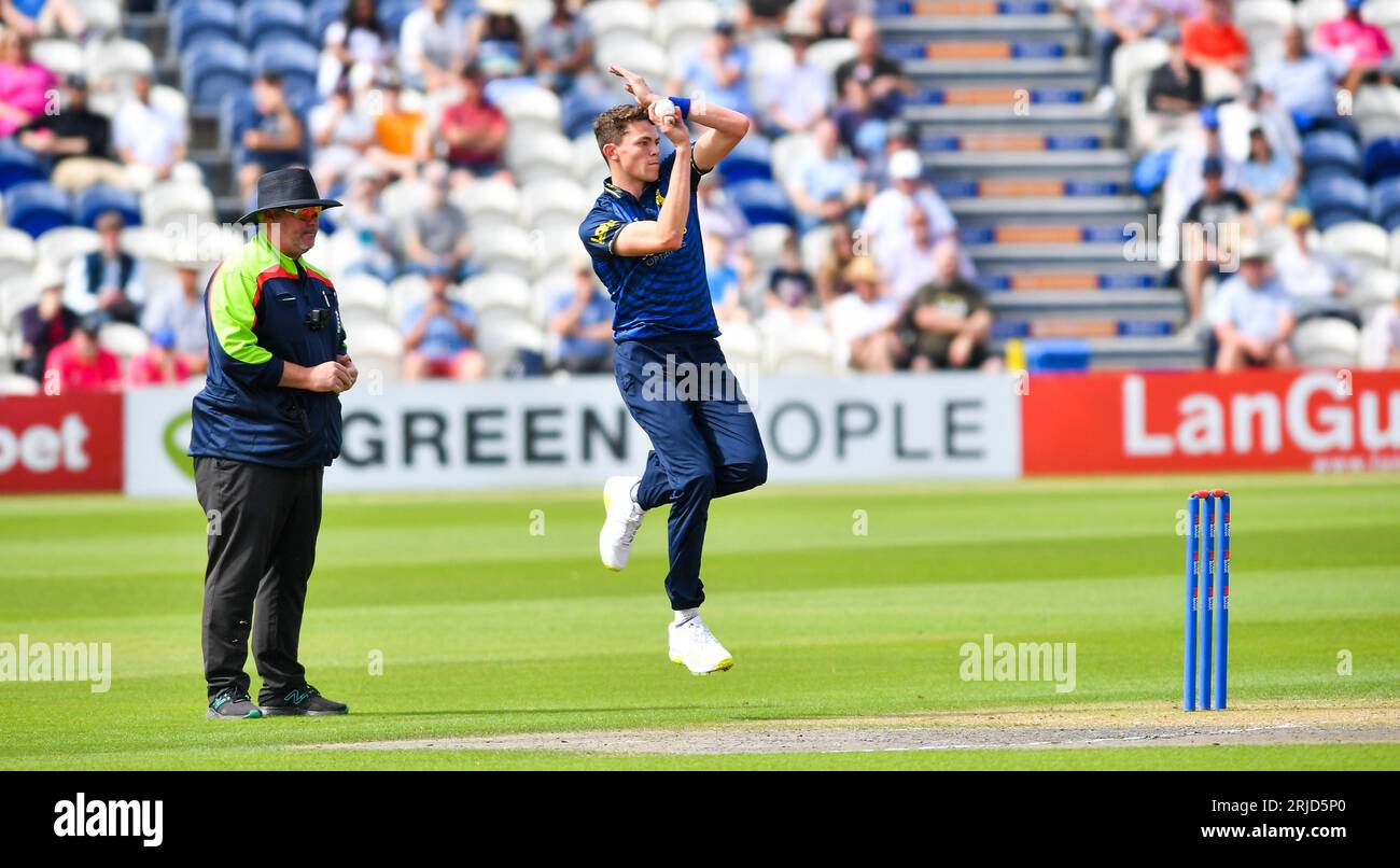 Hove UK 22 agosto 2023 - Henry Brookes bowling per Warwickshire contro i Sussex Sharks durante la loro partita di cricket One Day Cup al 1st Central County Ground di Hove : Credit Simon Dack /TPI/ Alamy Live News Foto Stock