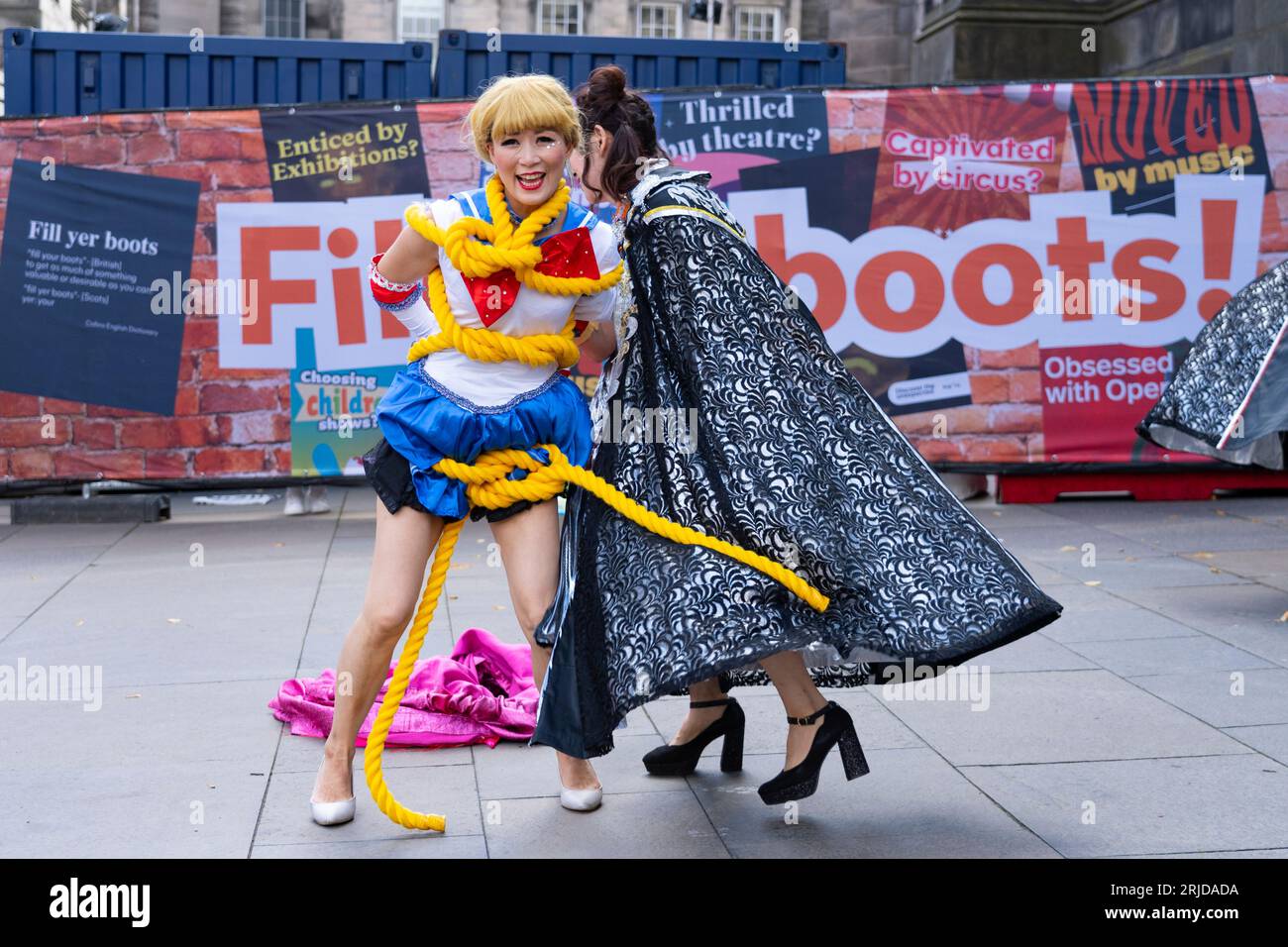 Edimburgo, Scozia, Regno Unito. 22 agosto 2023. Artisti di strada e attori che promuovono spettacoli sul Royal Mile durante la terza settimana dell'Edinburgh Fringe Festival. PIC; gli artisti di strada giapponesi, le Teriyaki Girls, intratterranno il pubblico sul Royal Mile. Iain Masterton/Alamy Live News Foto Stock