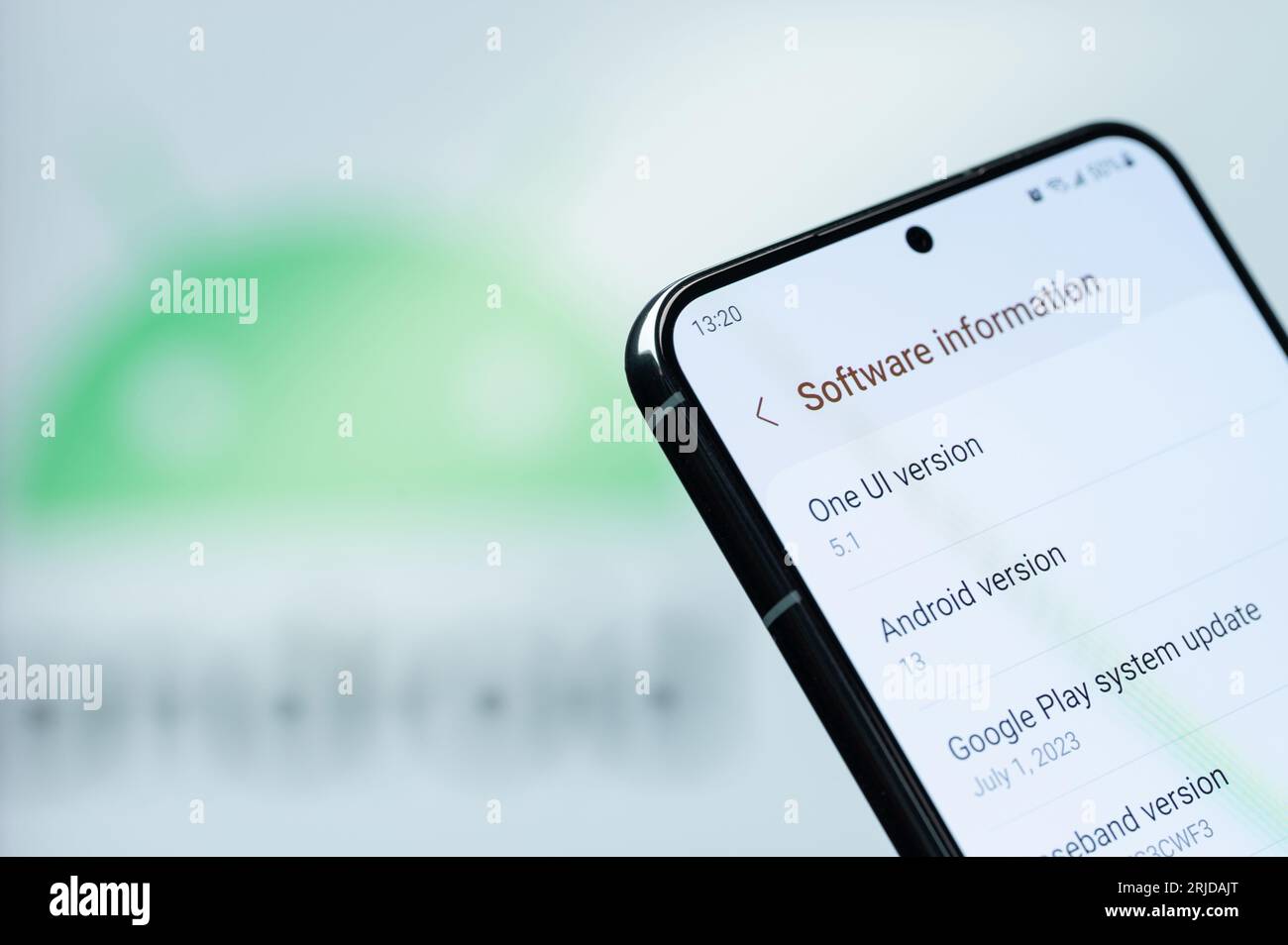 New York, Stati Uniti - 20 agosto 2023: Lavorare sullo smartphone utilizzando l'app Android 13 sullo schermo dello smartphone in primo piano con lo sfondo sfocato del logo Foto Stock