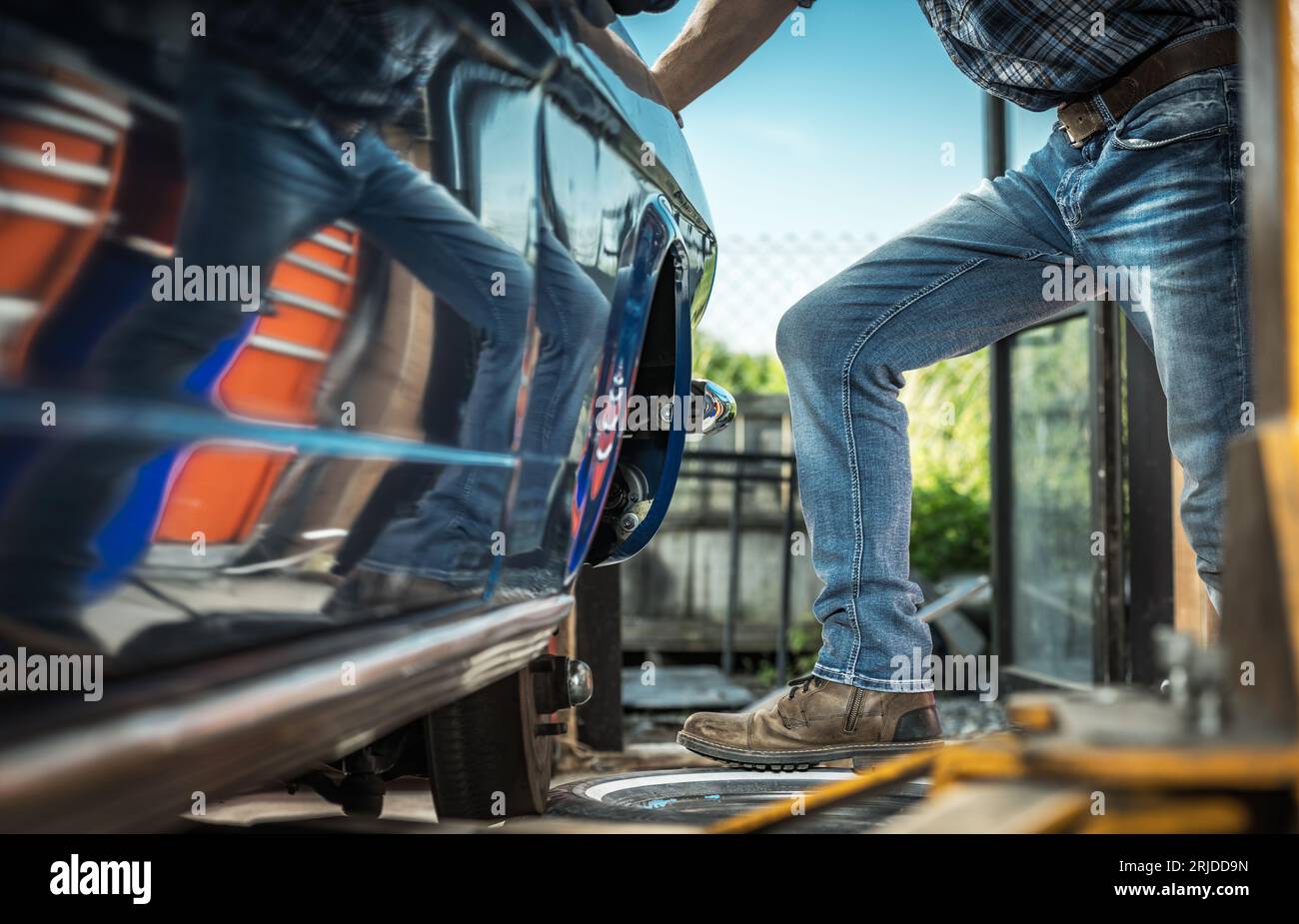 Caucasian Man e il suo Classic Car Restoration Project. Tema Hobby per il settore automobilistico. Foto Stock