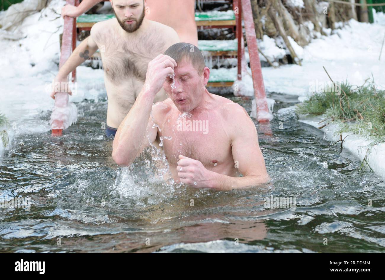 Uomo che si tuffa in acqua ghiacciata durante la festa dell'Epifania sul fiume Dnipro. 19 gennaio 2017. Kiev, Ucraina Foto Stock