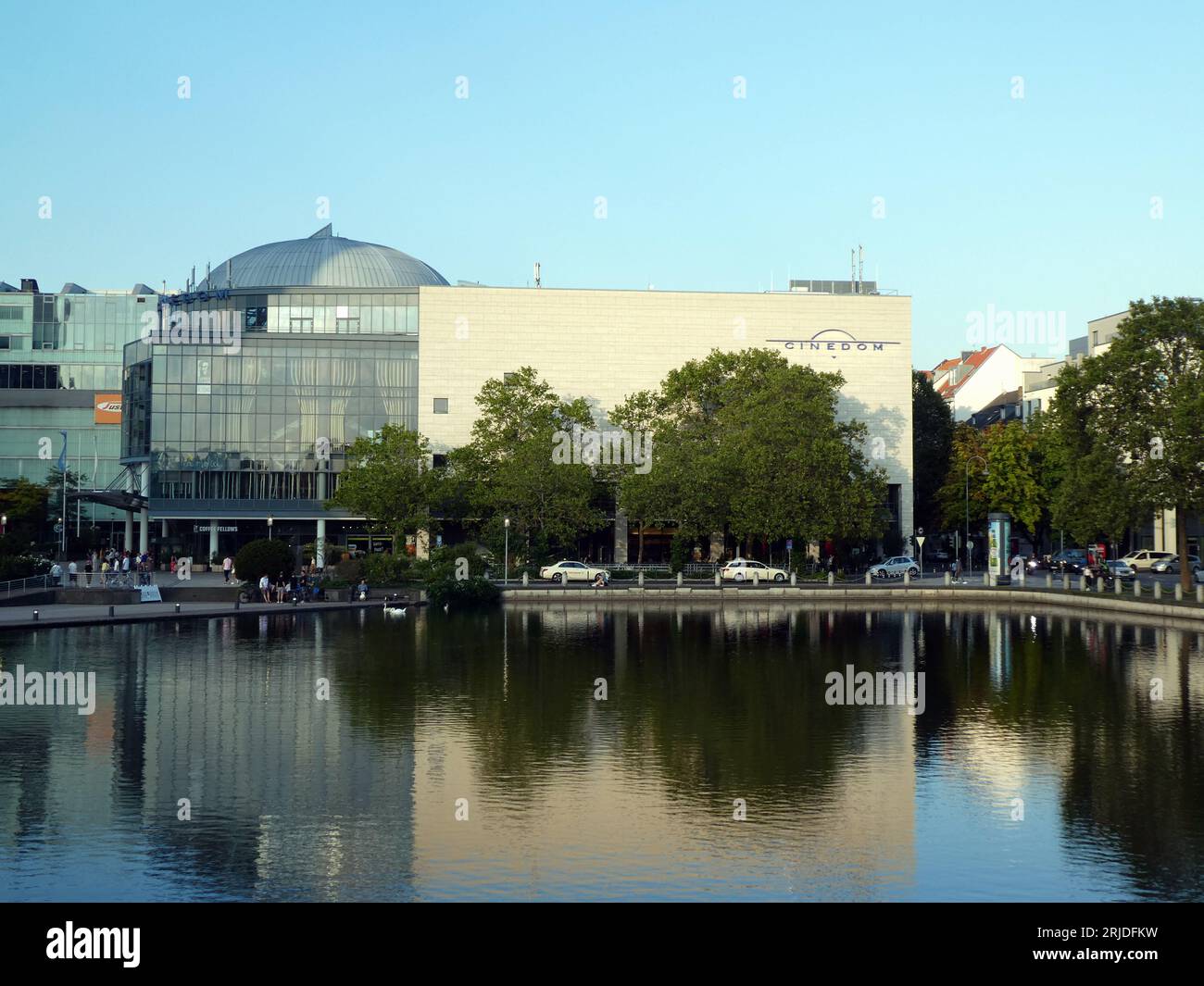 Colonia, Germania. 17 agosto 2023. Il Cinedom, un cinema multisala di Colonia, è stato inaugurato nel dicembre 1991 come primo edificio del Mediapark. Crediti: Horst Galuschka/dpa/Alamy Live News Foto Stock
