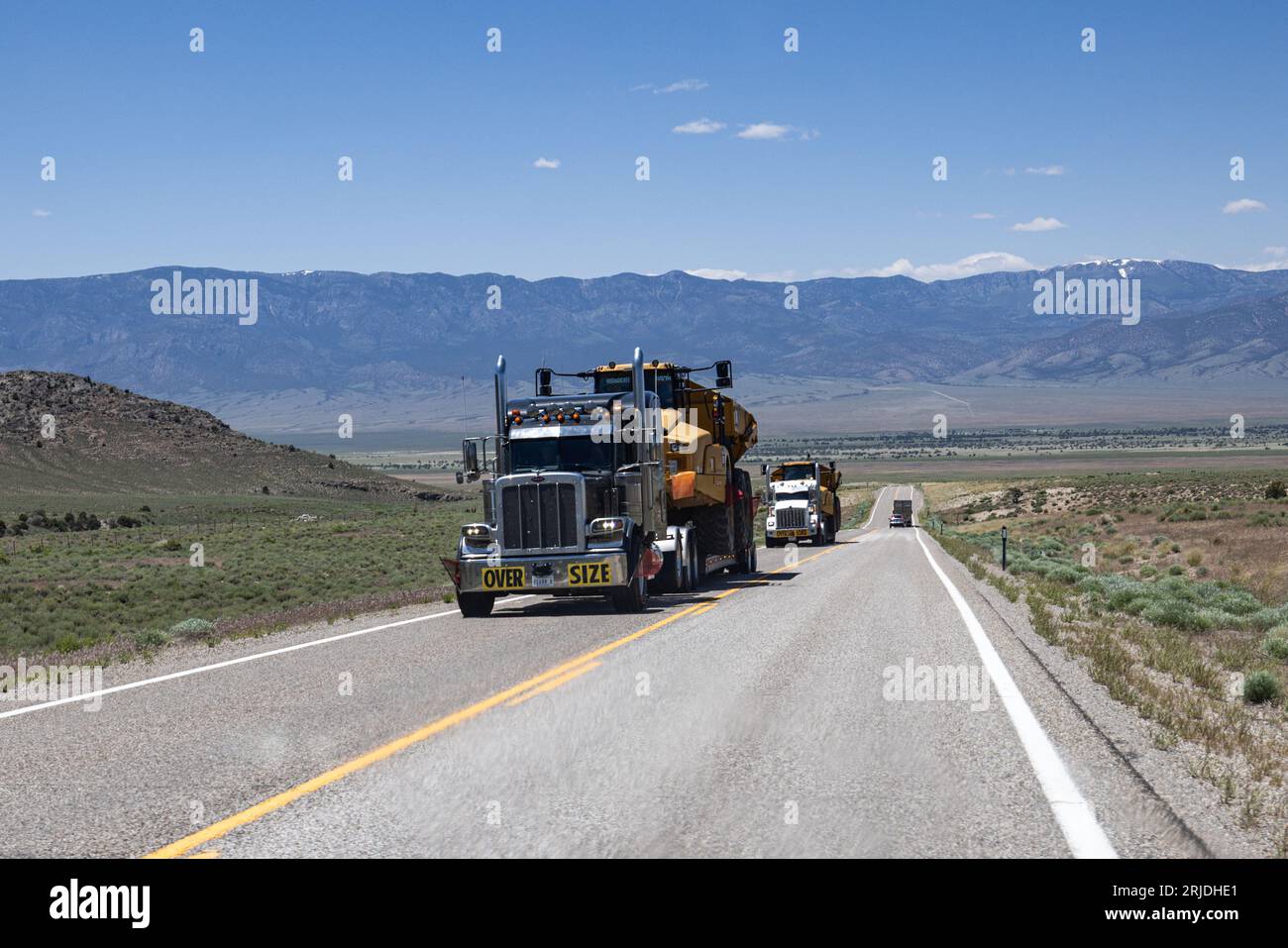 GREAT BASIN HIGHWAY, NEVADA USA - 23 GIUGNO: Attrezzature pesanti per attività minerarie e movimento terra trasportate su rimorchi per trattori di grandi dimensioni sull'autostrada 50 acros Foto Stock