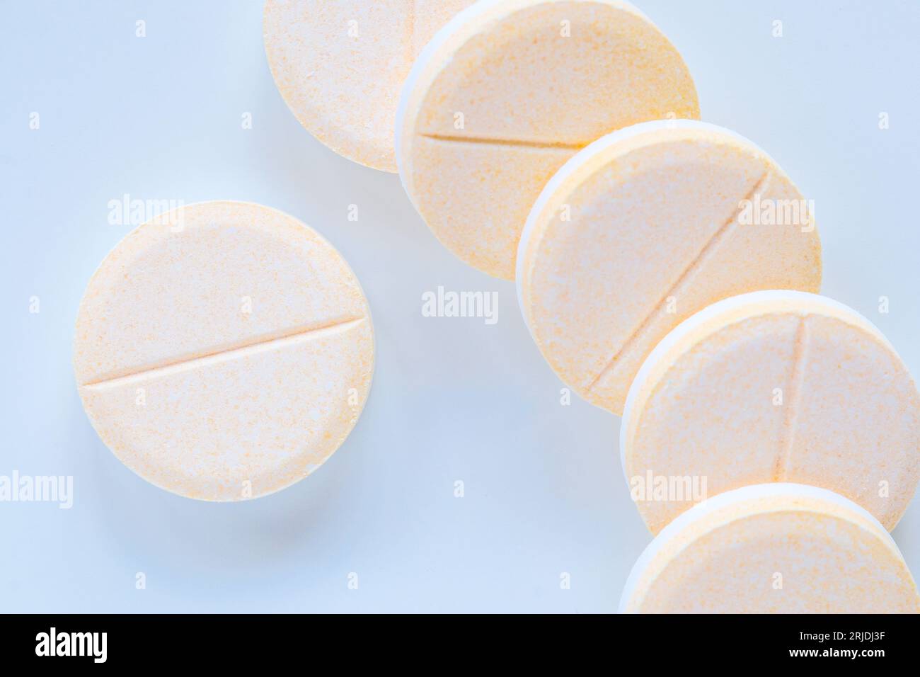 Compresse effervescenti rotonde Multiitamin versate su un tavolo bianco Foto Stock