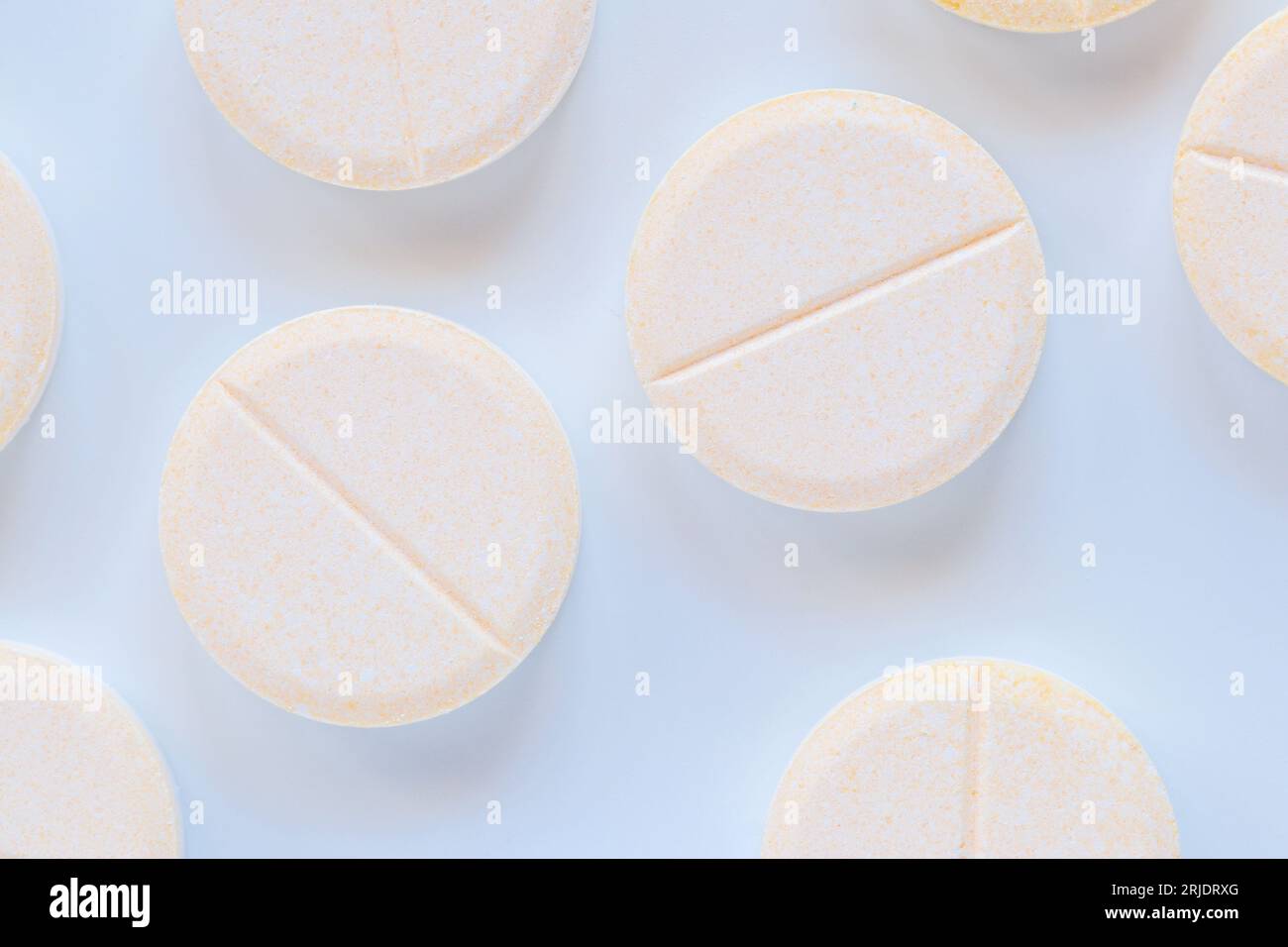 Compresse effervescenti rotonde Multiitamin versate su un tavolo bianco Foto Stock