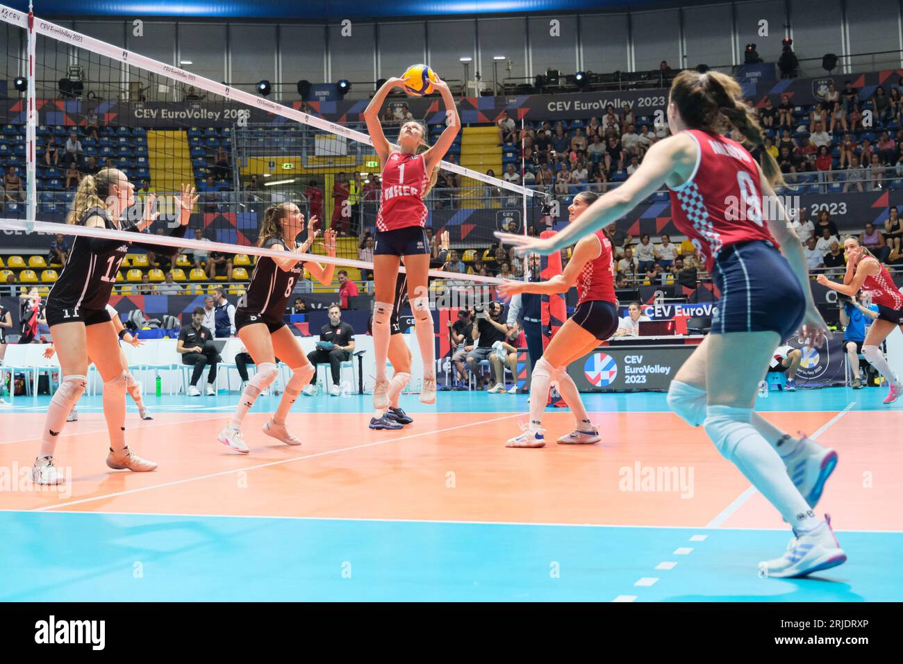 René Sain della Croazia è stata vista in azione durante il CEV EuroVolley 2023 Women Final Round tra Croazia e Svizzera al Gianni Asti Sports Hall. Punteggio finale; Croazia 1:3 Svizzera. Foto Stock