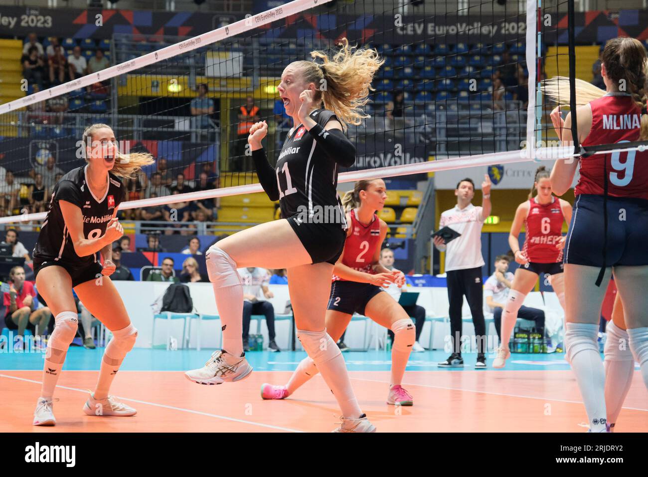 Samira Sulser (L) e Maja Storck (R) della Svizzera festeggiano dopo aver segnato un gol durante il CEV EuroVolley 2023 Women Final Round tra Croazia e Svizzera al Gianni Asti Sports Hall. Punteggio finale; Croazia 1:3 Svizzera. Foto Stock