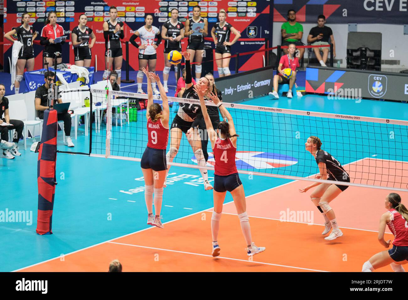 Maja Storck (C) della Svizzera, Lucija Mlinar (L) e Boana Butigan (R) della Croazia hanno partecipato al CEV EuroVolley 2023 Women Final Round tra Croazia e Svizzera al Gianni Asti Sports Hall. Punteggio finale; Croazia 1:3 Svizzera. Foto Stock