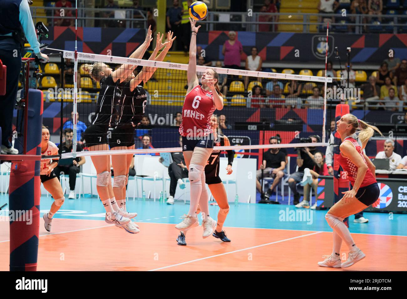 Klara Peri? (C) della Croazia vista in azione durante il CEV EuroVolley 2023 Women Final Round tra Croazia e Svizzera al Gianni Asti Sports Hall. Punteggio finale; Croazia 1:3 Svizzera. Foto Stock