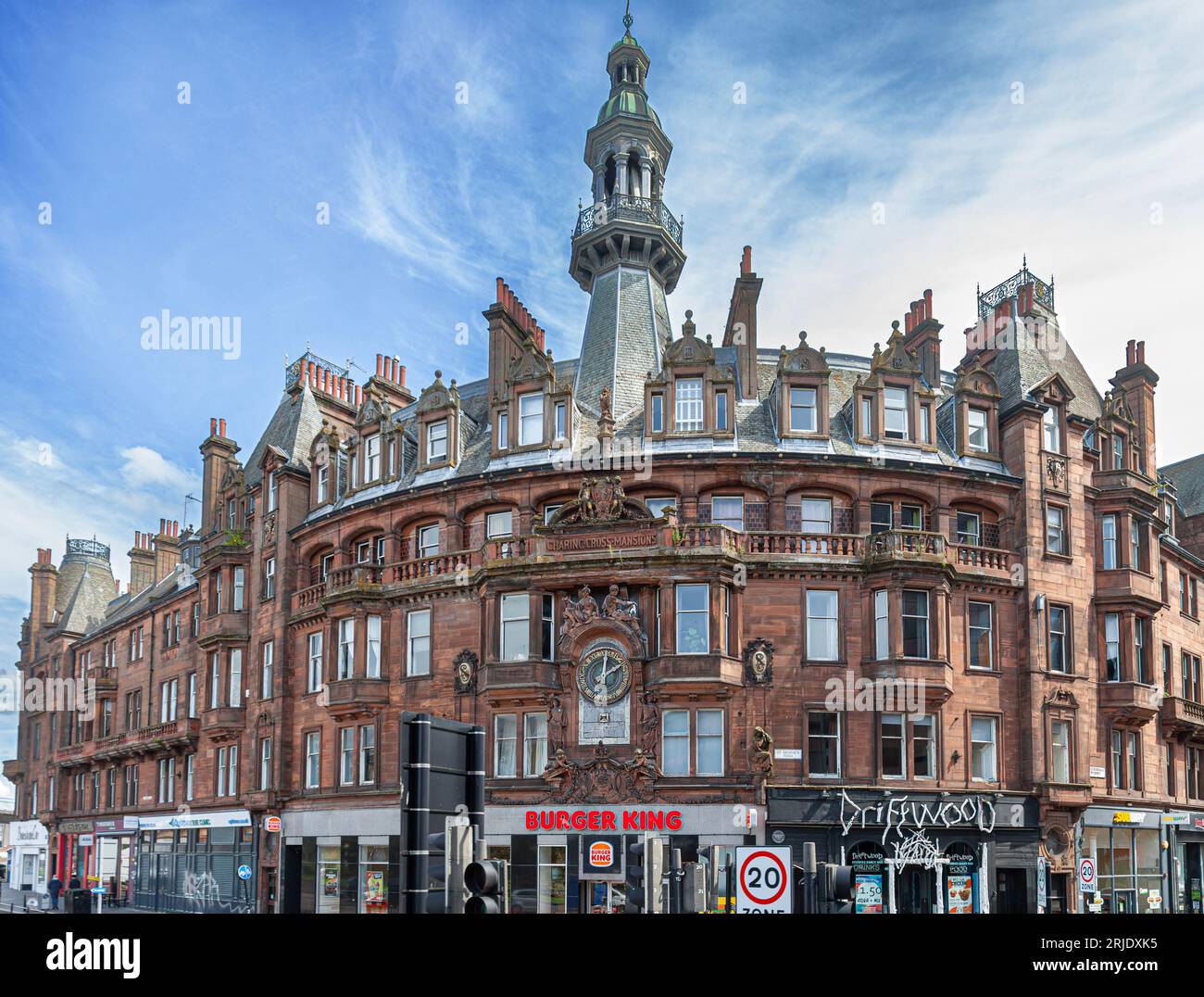 Charing Cross Mansions (1889-91, J J Burnet e William Birnie Rhind),. Un Antico edificio vittoriano in pietra arenaria rossa con una parte anteriore ricurva, un grande Horl Foto Stock