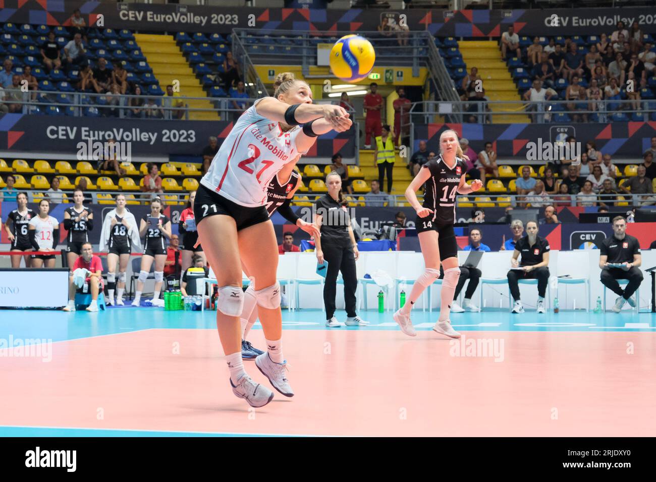 Torino, Italia. 21 agosto 2023. La Svizzera Mathilde Engel è stata vista in azione durante il CEV EuroVolley 2023 Women Final Round tra Croazia e Svizzera al Gianni Asti Sports Hall. Punteggio finale; Croazia 1:3 Svizzera. (Foto di Davide di Lalla/SOPA Images/Sipa USA) credito: SIPA USA/Alamy Live News Foto Stock