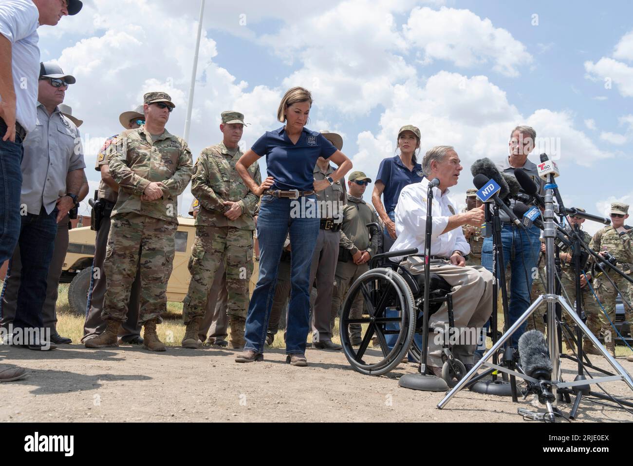 Il governatore del Texas GREG ABBOTT (seduto) parla alla stampa mentre diversi governatori degli Stati Uniti tengono un briefing lungo il Rio grande a Eagle Pass, Texas, il 21 agosto 2023. I governatori hanno fatto un tour in elicottero del fiume dove una controversa serie di boe di oltre mille metri sono state collocate per scoraggiare i migranti dall'attraversamento. Da sinistra a destra ci sono il governatore dell'Oklahoma KEVIN STITT, il governatore dell'Iowa KIM REYNOLDS, il governatore del South Dakota KRISTI NOEM e il governatore del Nebraska JIM PILLEN. Foto Stock