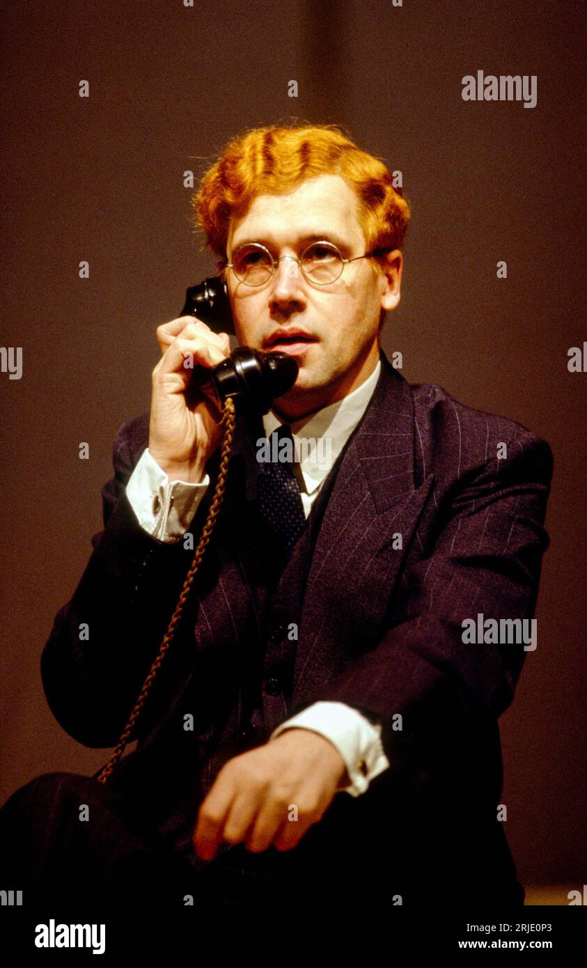 Stephen Rea (Brendan Bracken M.P. - Ministro dell'informazione) in DOPPIA CROCE DI Thomas Kilroy al Royal Court Theatre, Londra SW1 10/05/1986 a Field Day Theatre Company progetto di produzione: Consolata Boyle illuminazione: Rory Dempster regista: Jim Sheridan Foto Stock