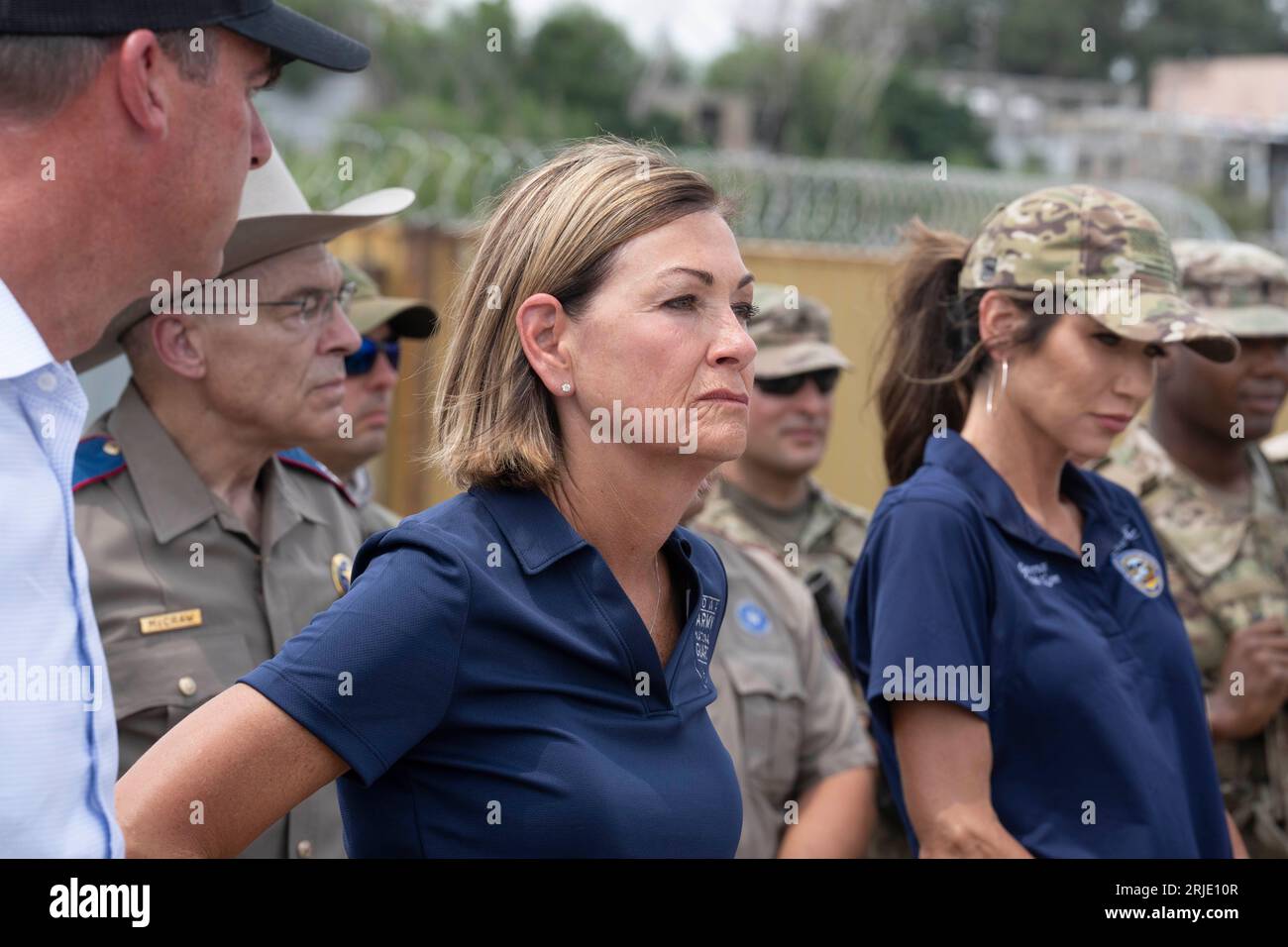 Il governatore dell'Iowa KIM REYLOLDS ascolta come diversi governatori degli Stati Uniti tengono una conferenza stampa lungo il Rio grande a Eagle Pass, Texas, il 21 agosto 2023. I governatori hanno fatto un tour in elicottero del fiume dove una controversa serie di boe di oltre mille metri sono state collocate per scoraggiare i migranti dall'attraversamento. Sulla destra si trova il governatore del South Dakota KRISTI NOEM. Foto Stock