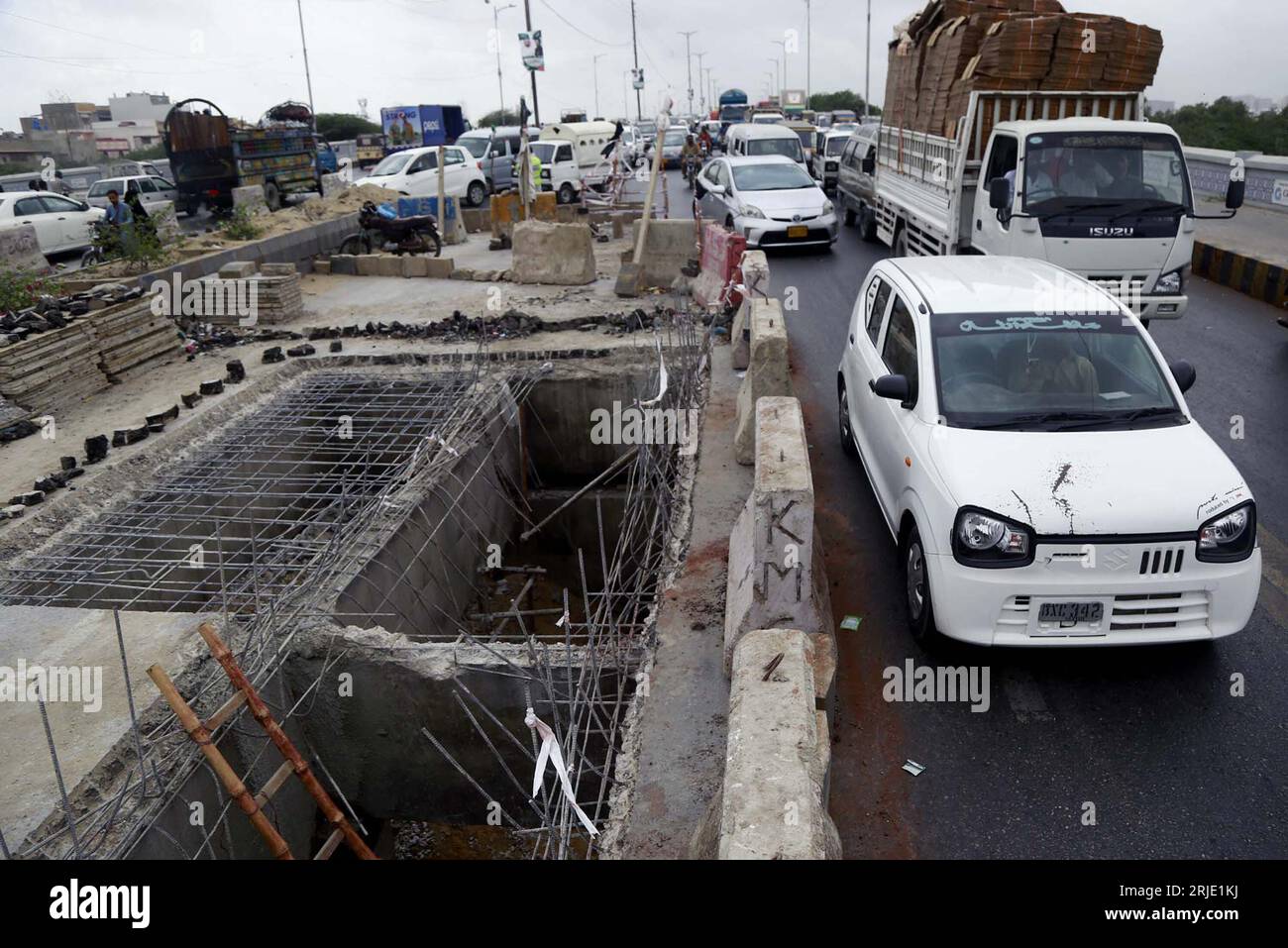 HYDERABAD, PAKISTAN, 22/08/2023, veduta dei lavori di riparazione e costruzione del ponte Natha Khan verso l'aeroporto internazionale di Jinnah durante i lavori di costruzione sotto la supervisione del dipartimento governativo locale, sulla strada Shahrah-e-Faisal a Karachi martedì 22 agosto 2023. Foto Stock