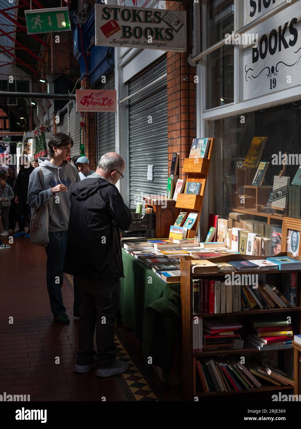 Una bancarella di libri a Georges Street Arcade nella città di Dublino, Irlanda. Foto Stock