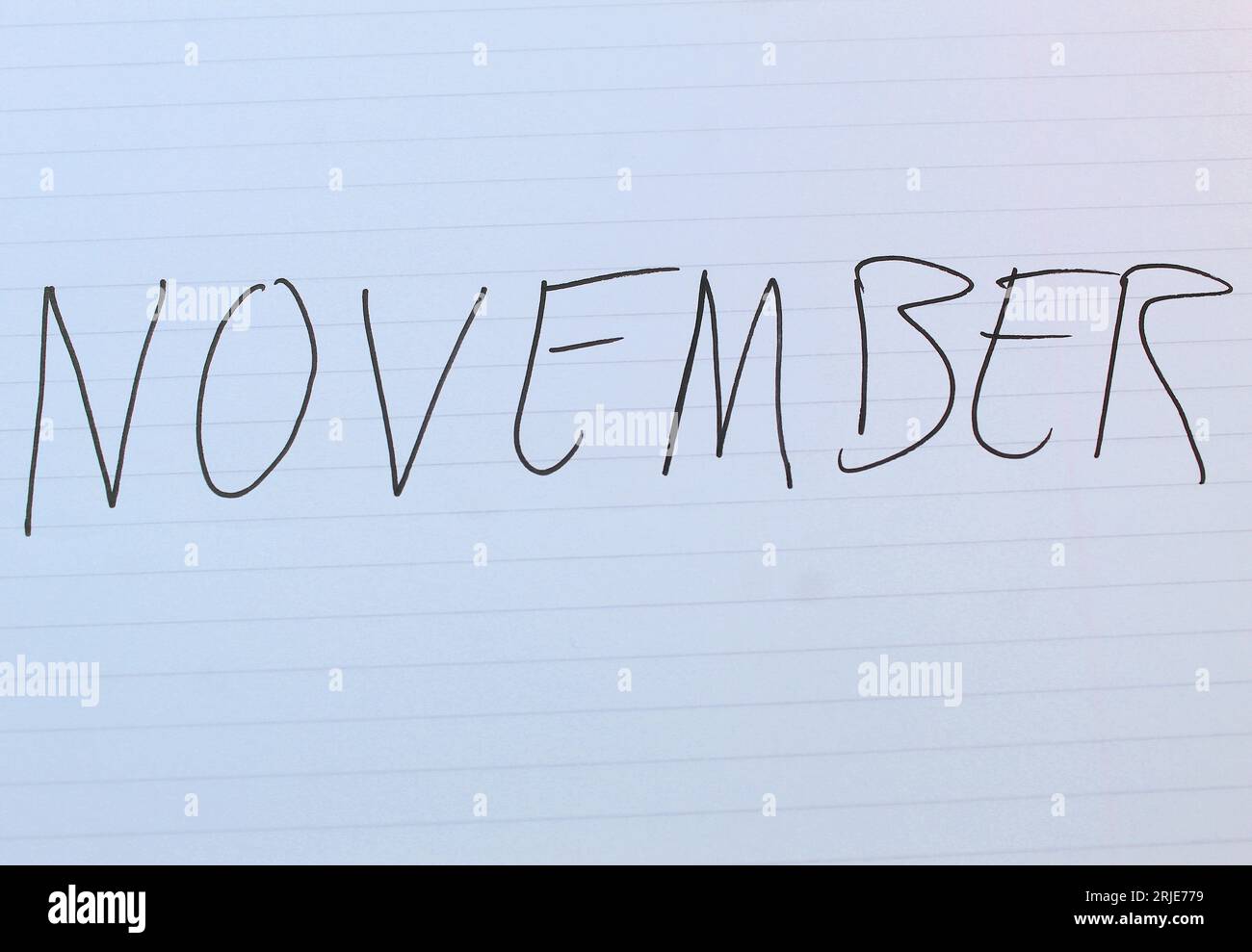Una foto del mese di novembre scritta su una pagina con righe bianche. Foto Stock