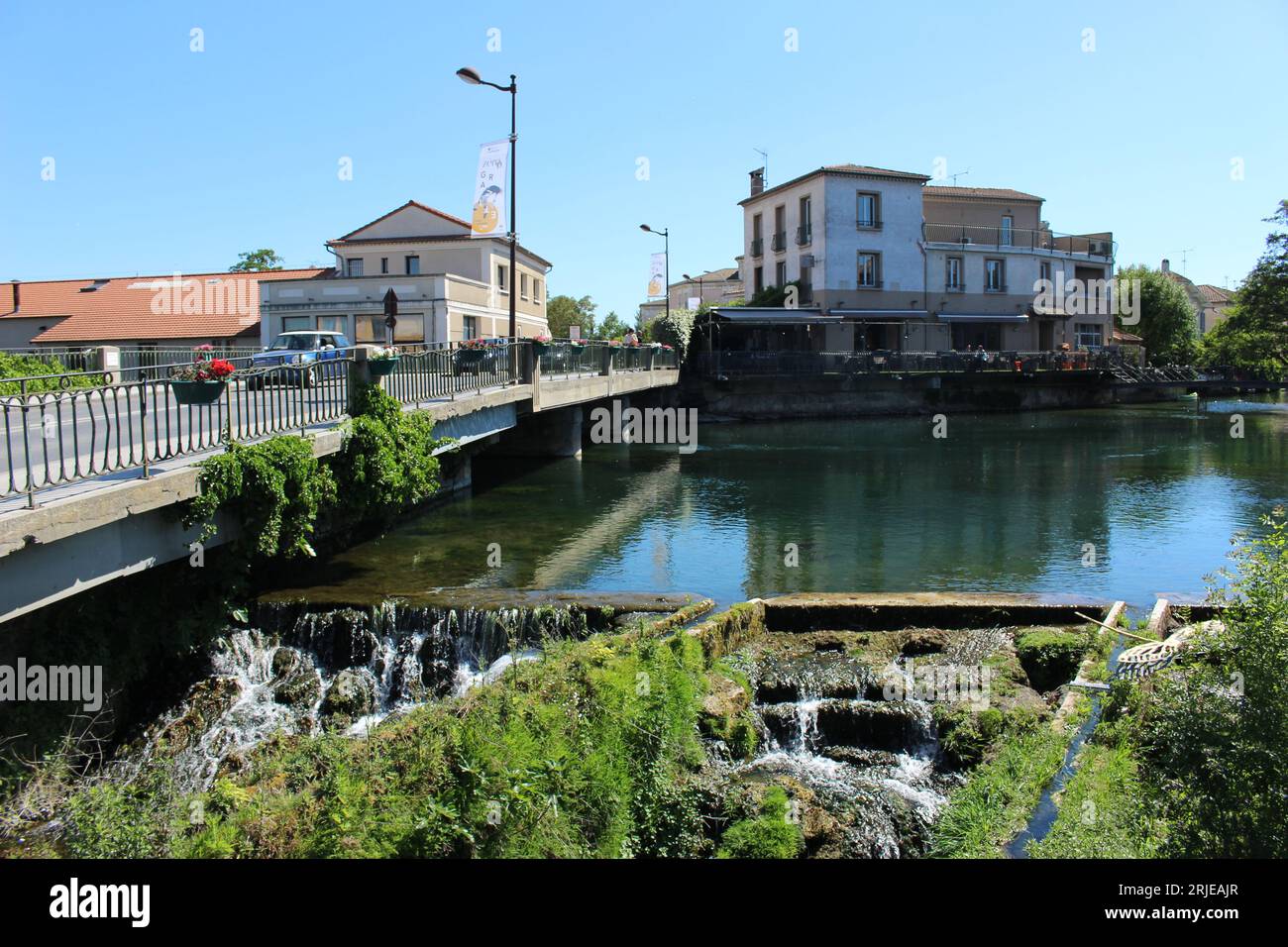 L'Isle-sur-la-Sorgue in una soleggiata giornata primaverile con poche persone o turisti Foto Stock