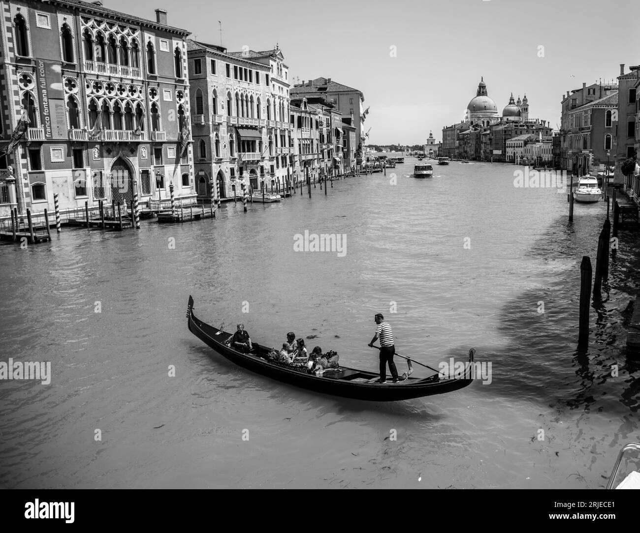 Solitaria gondola sul Canal grande a Venezia, Italia Foto Stock