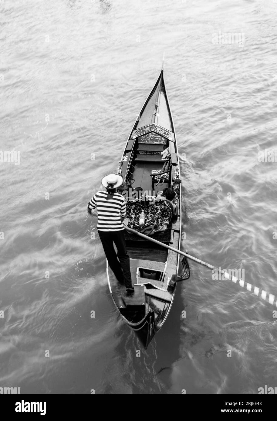 Il gondoliere solitario naviga sul Canal grande a Venezia Foto Stock