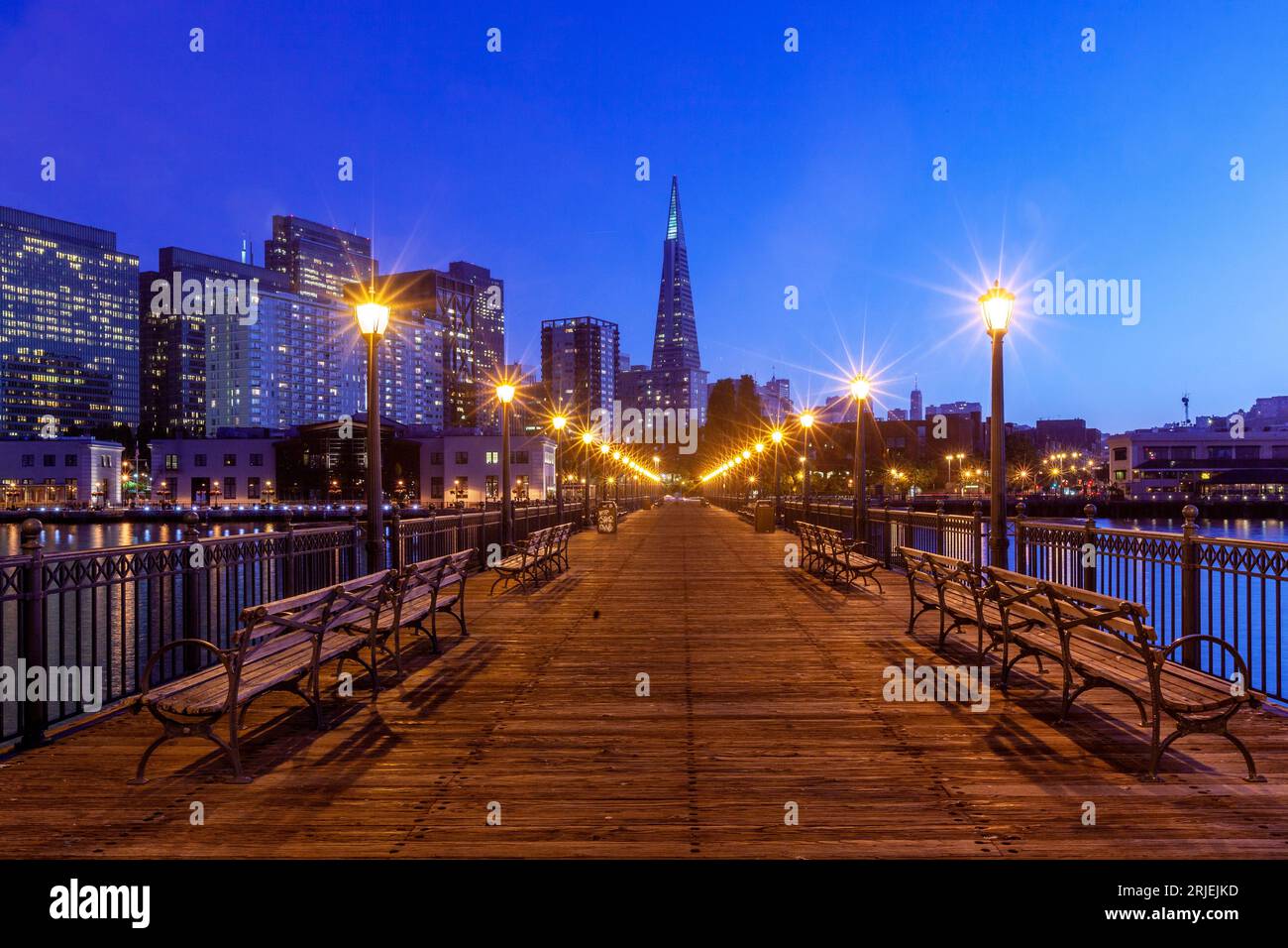 Molo che conduce al Transamerica Building, San Francisco, California, USA Foto Stock