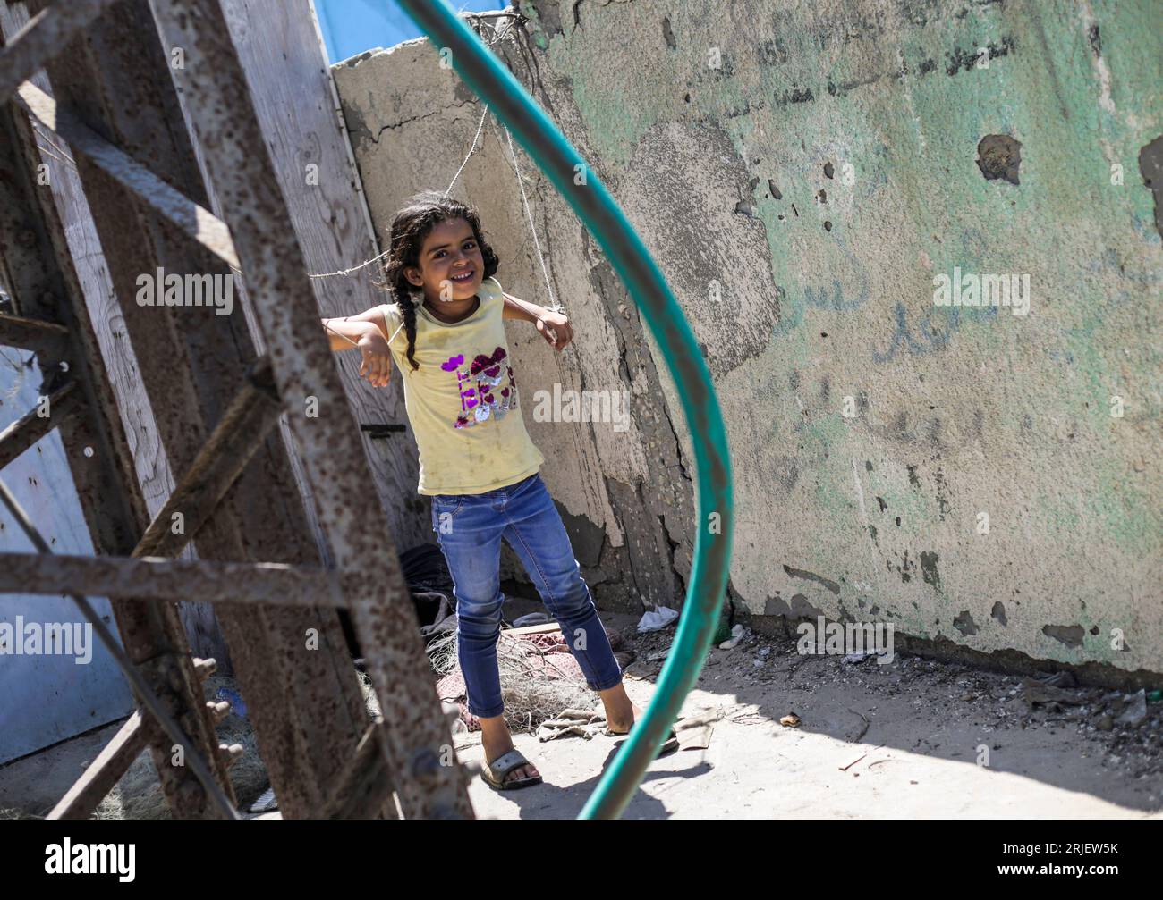 Gaza City, Palestina. 22 agosto 2023. Una ragazza palestinese gioca fuori dalla sua casa nel campo profughi di al-Shati, il terzo più grande campo nei territori palestinesi. (Foto di Mahmoud Issa/SOPA Images/Sipa USA) credito: SIPA USA/Alamy Live News Foto Stock