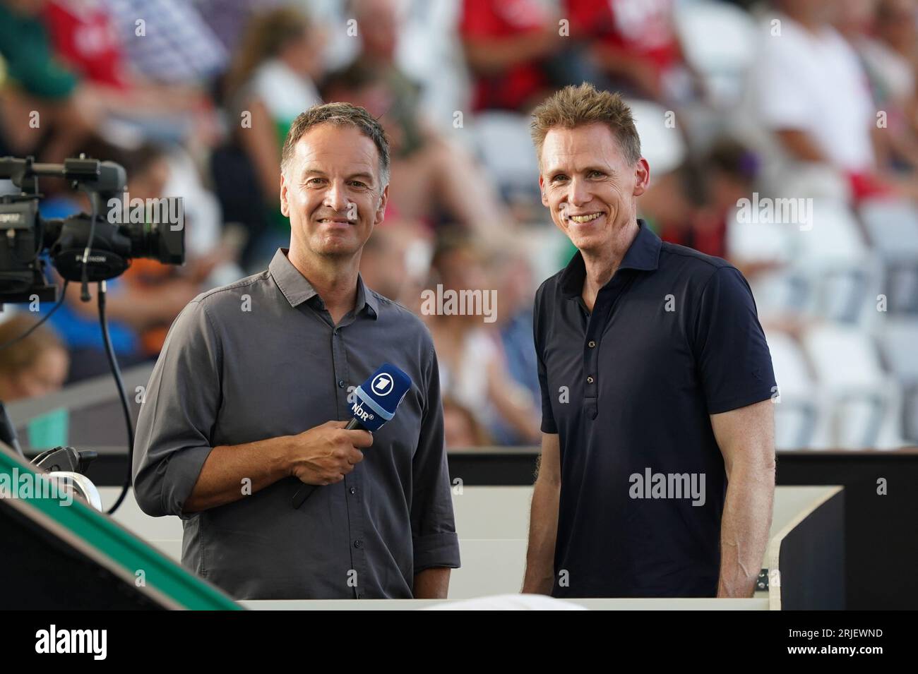Budapest, Ungheria. 22 agosto 2023. Atletica: Campionati del mondo, salto in alto, finale, uomini, al National Athletics Center. L'ex decathlete Frank Busemann (r) e il presentatore sportivo dell'ARD Claus Lufen sono negli stand dei media. Credito: Marcus Brandt/dpa/Alamy Live News Foto Stock