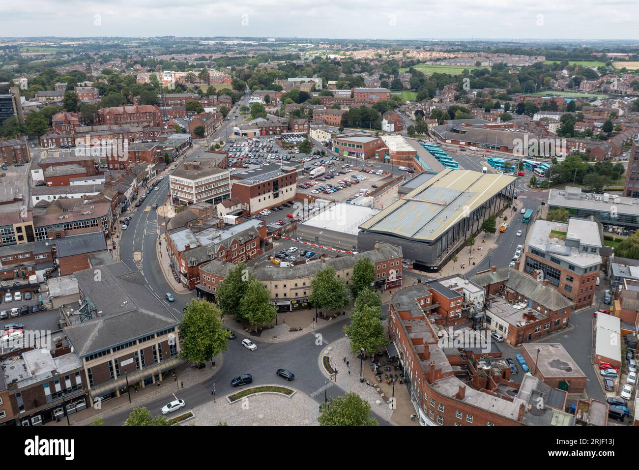 WAKEFIELD, REGNO UNITO - 17 AGOSTO 2023. Una vista panoramica aerea dello skyline di Wakefield con la stazione degli autobus nel centro della città di questo North East Eng Foto Stock