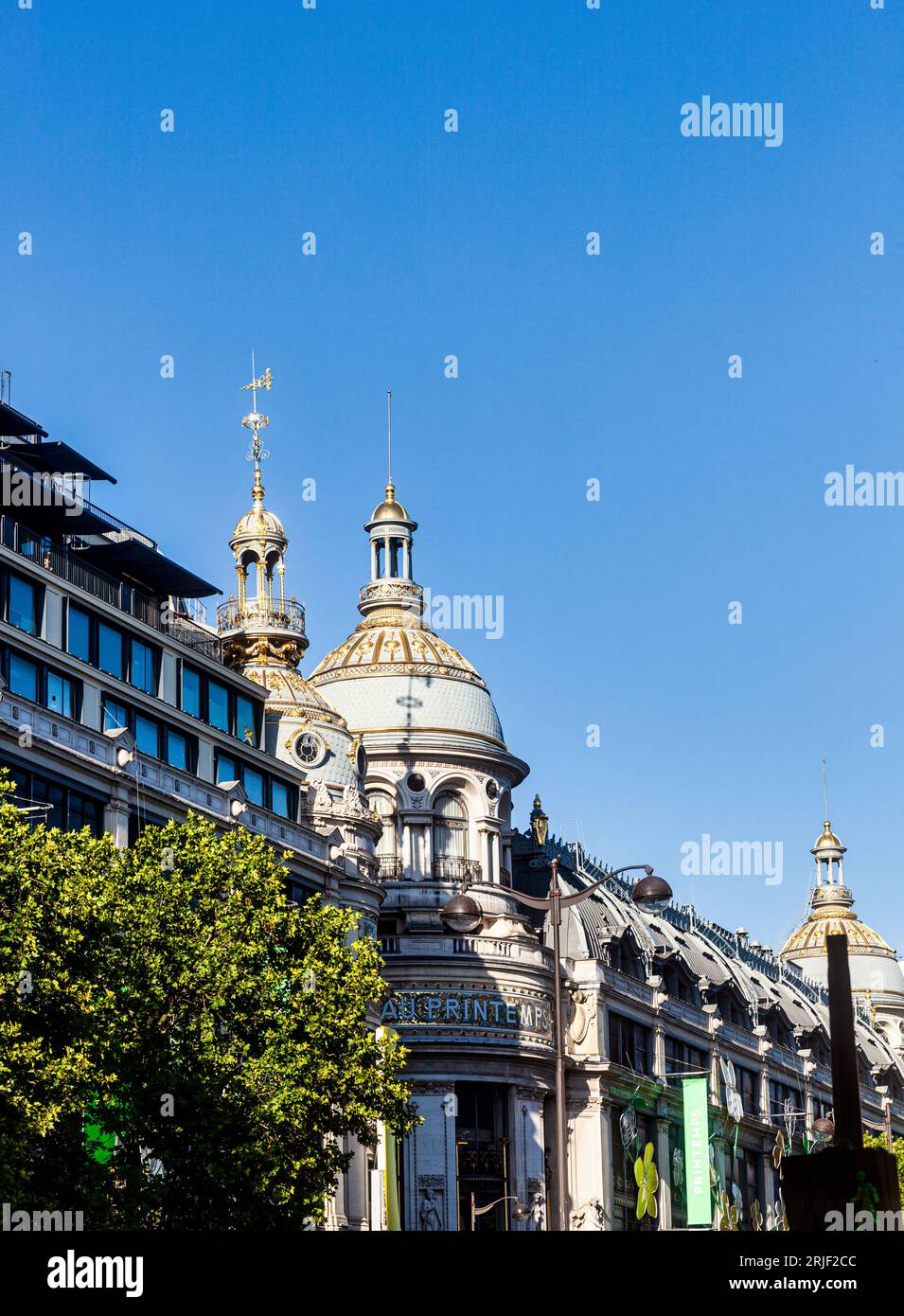 Parigi, Francia - 16 luglio 2022: Vista del Printemps Haussmann, uno dei più grandi negozi di Parigi che distribuisce la moda, la bellezza e l'arte principali Foto Stock