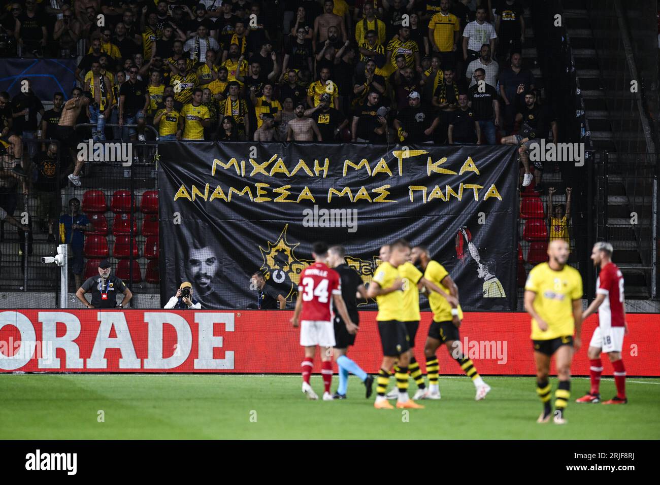 Anversa, Belgio. 22 agosto 2023. Striscione per i tifosi dell'AEK Athens per la scomparsa di un tifoso raffigurato durante una partita tra la squadra di calcio belga Royal Antwerp FC e la squadra di calcio greca AEK Athens, la prima tappa dei play-off per la competizione UEFA Champions League, martedì 22 agosto 2023 ad Anversa. BELGA PHOTO TOM GOYVAERTS Credit: Belga News Agency/Alamy Live News Foto Stock