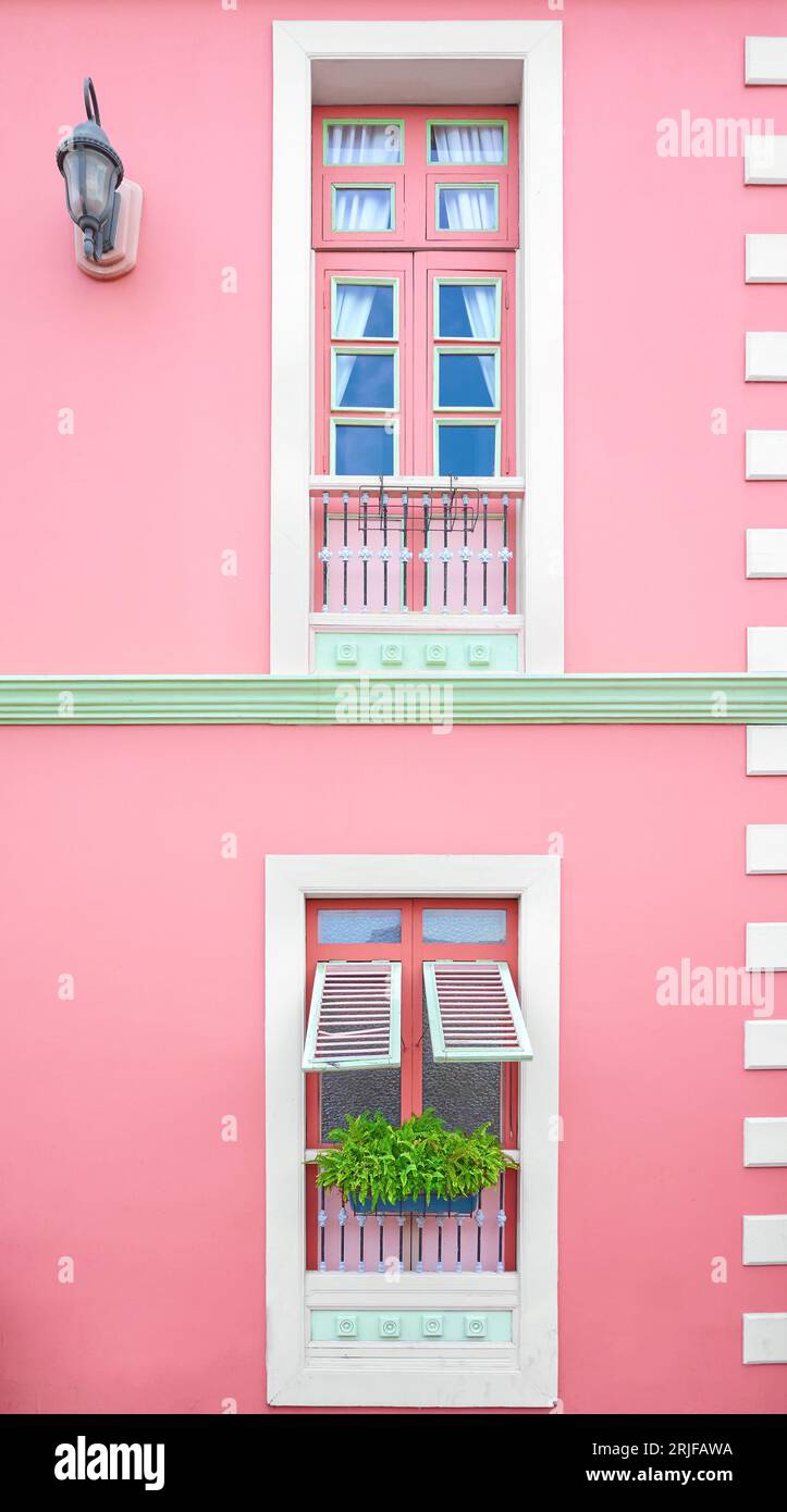 Vista della strada di un edificio colorato, sfondo architettonico, Guayaquil, Ecuador. Foto Stock