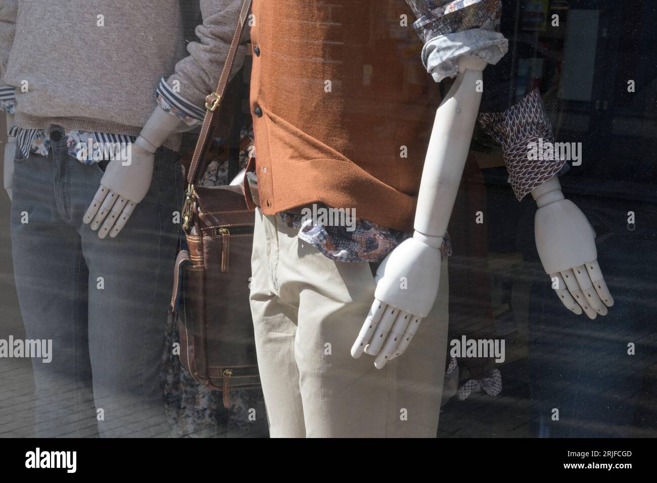 Frammento di un moderno negozio di abbigliamento. Manichini in abiti alla moda. Sugli occhiali è possibile abbagliare il sole e la polvere Foto Stock