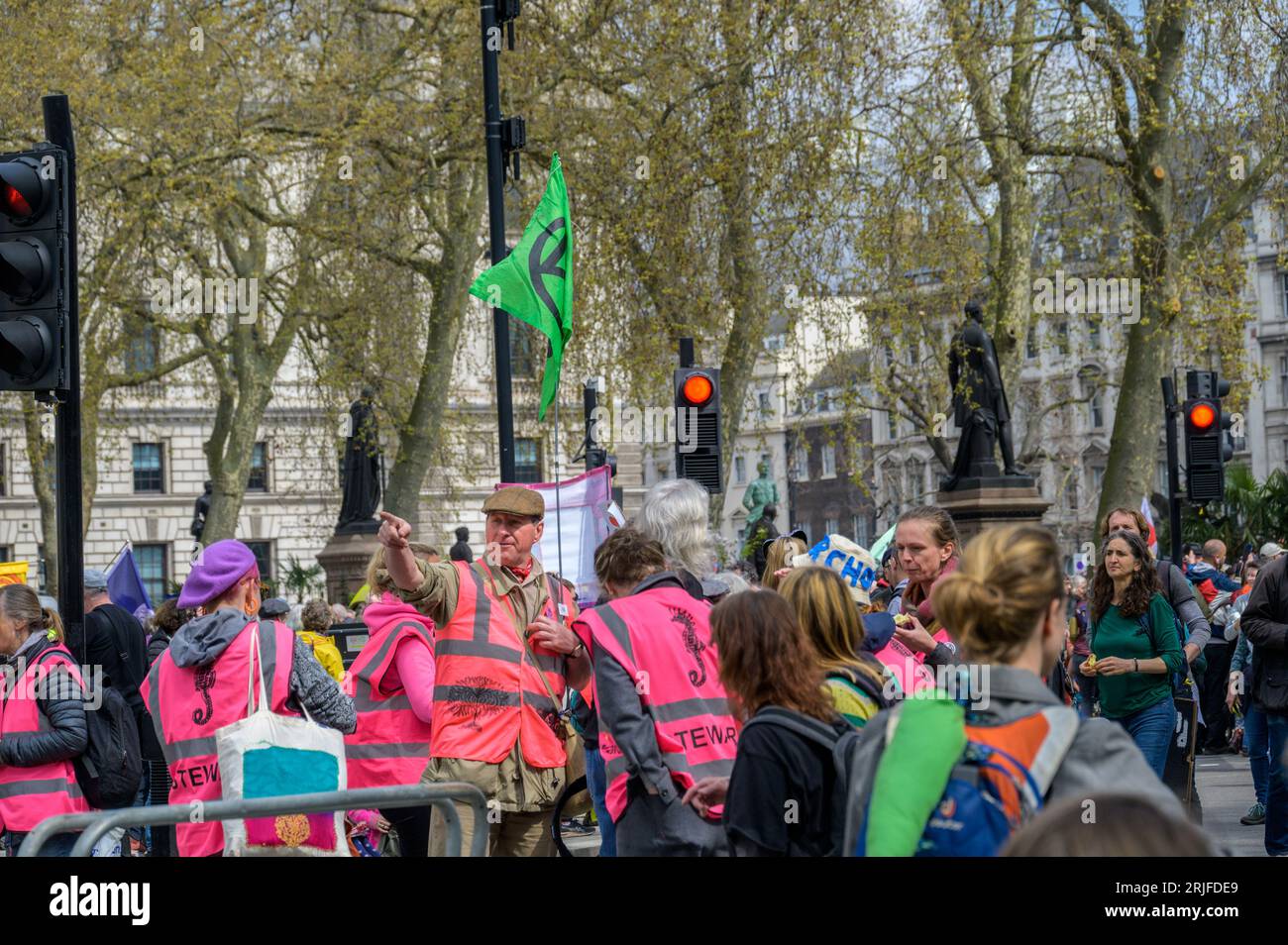 LONDRA - 22 aprile 2023: Il team di sicurezza di Londra: Gli steward con giacche ad alta visibilità svolgono un ruolo fondamentale nel garantire l'ordine e la sicurezza presso i protes XR Foto Stock