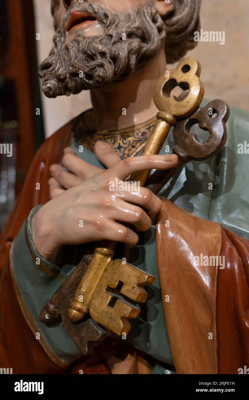 Dettaglio di una statua processionale di San Pietro che tiene le chiavi del cielo presso la Iglesia de San Francisco ad Astorga, Leon, Spagna. Foto Stock