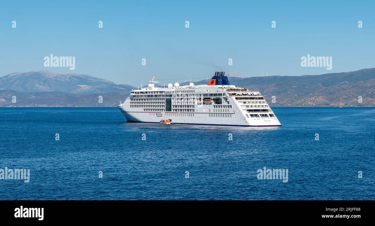 Hydra, Grecia - 9 settembre 2022: Vista laterale della lussuosa nave da crociera tedesca Hapag Lloyd MS Europa 2. Bellissima nave ancorata nel porto dell'isola di Hydra. Foto Stock