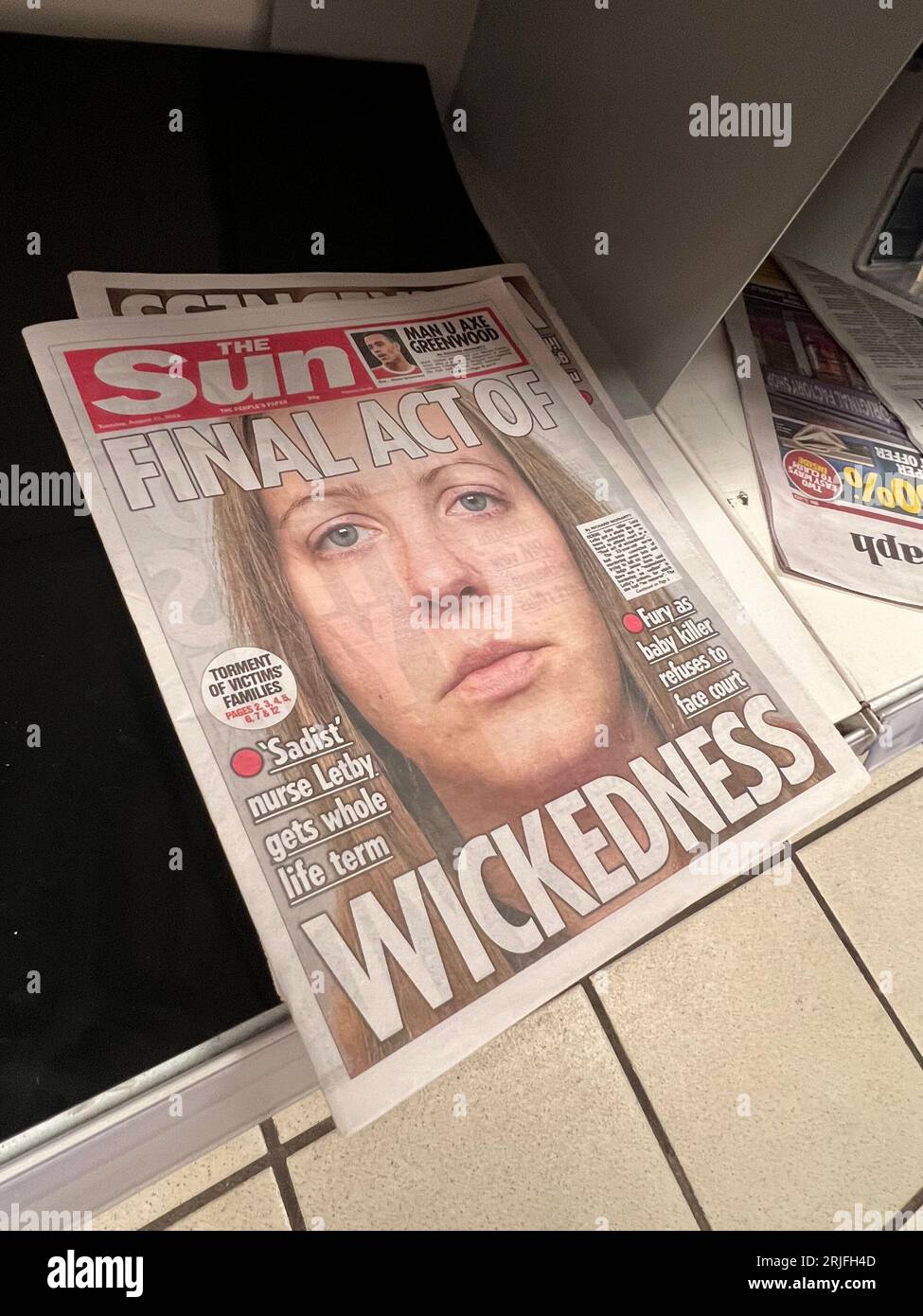 Una copia del giornale "The Sun" che mostra Lucy Letby in copertina il giorno dopo che le è stato dato un ordine di vita. Foto Stock