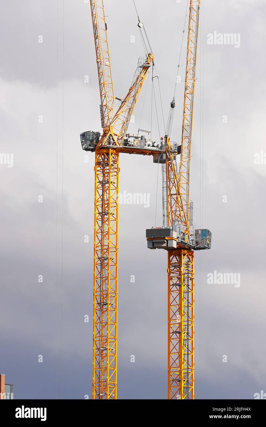 2 gru a torre gialle sulla costruzione di appartamenti Latitude Blue nel centro di Leeds Foto Stock