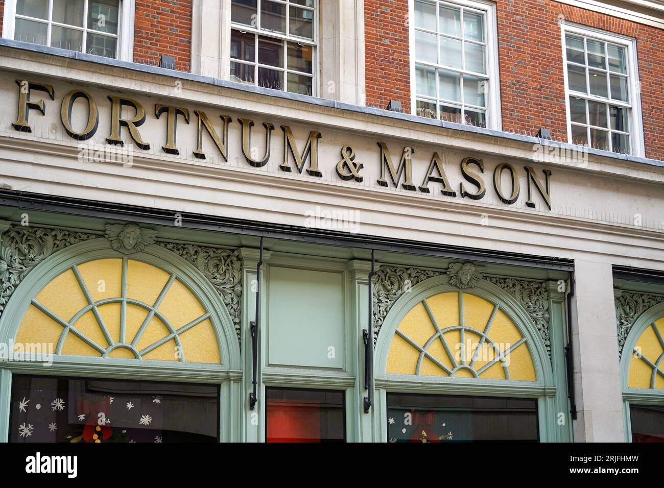 Londra, Regno Unito - ottobre 2022: L'ingresso ovest di Fortnum e Mason a Duke Street St James Foto Stock