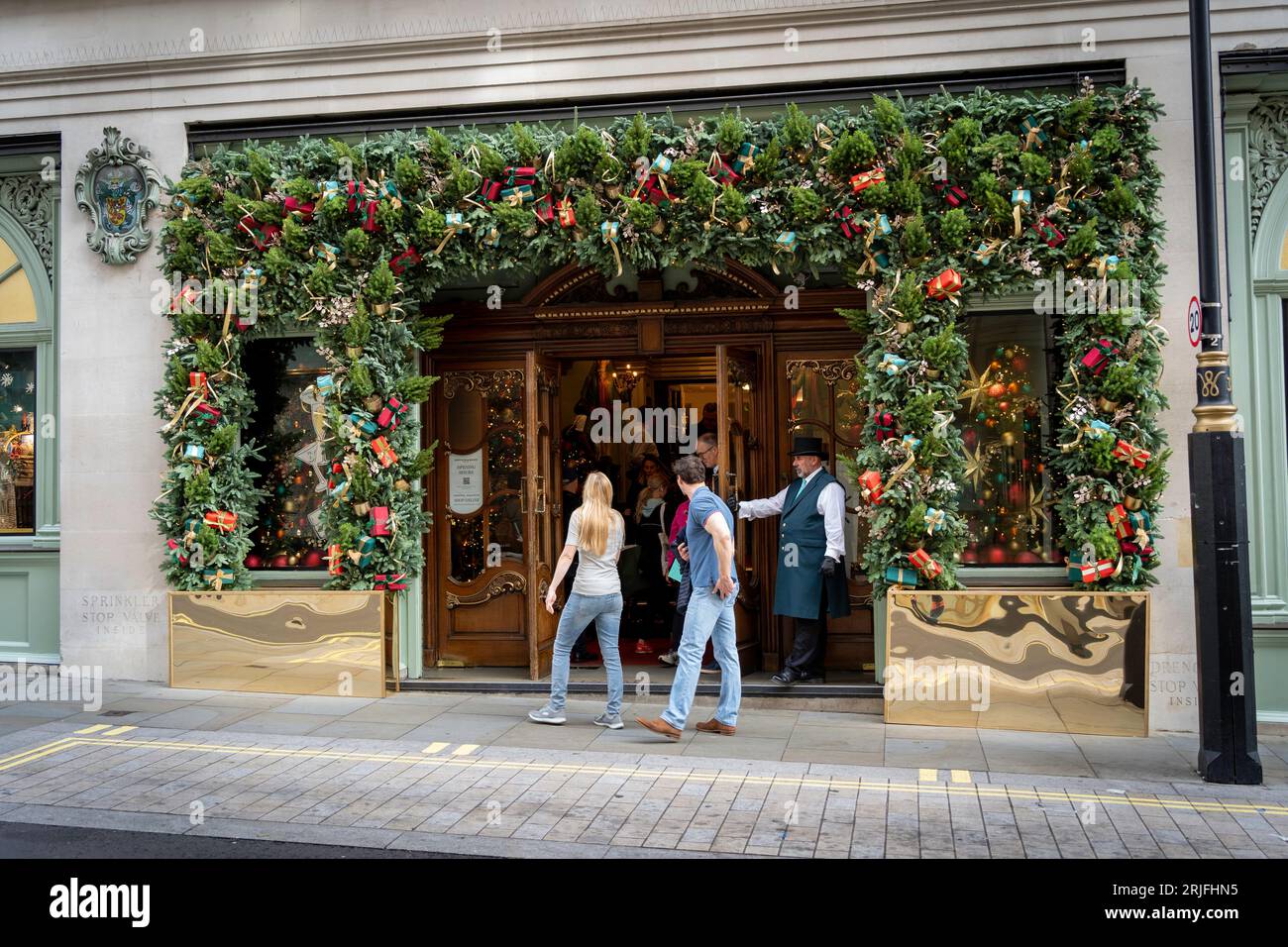 Londra, Regno Unito - ottobre 2022: L'ingresso ovest di Fortnum e Mason a Duke Street St James, decorato con decorazioni natalizie Foto Stock