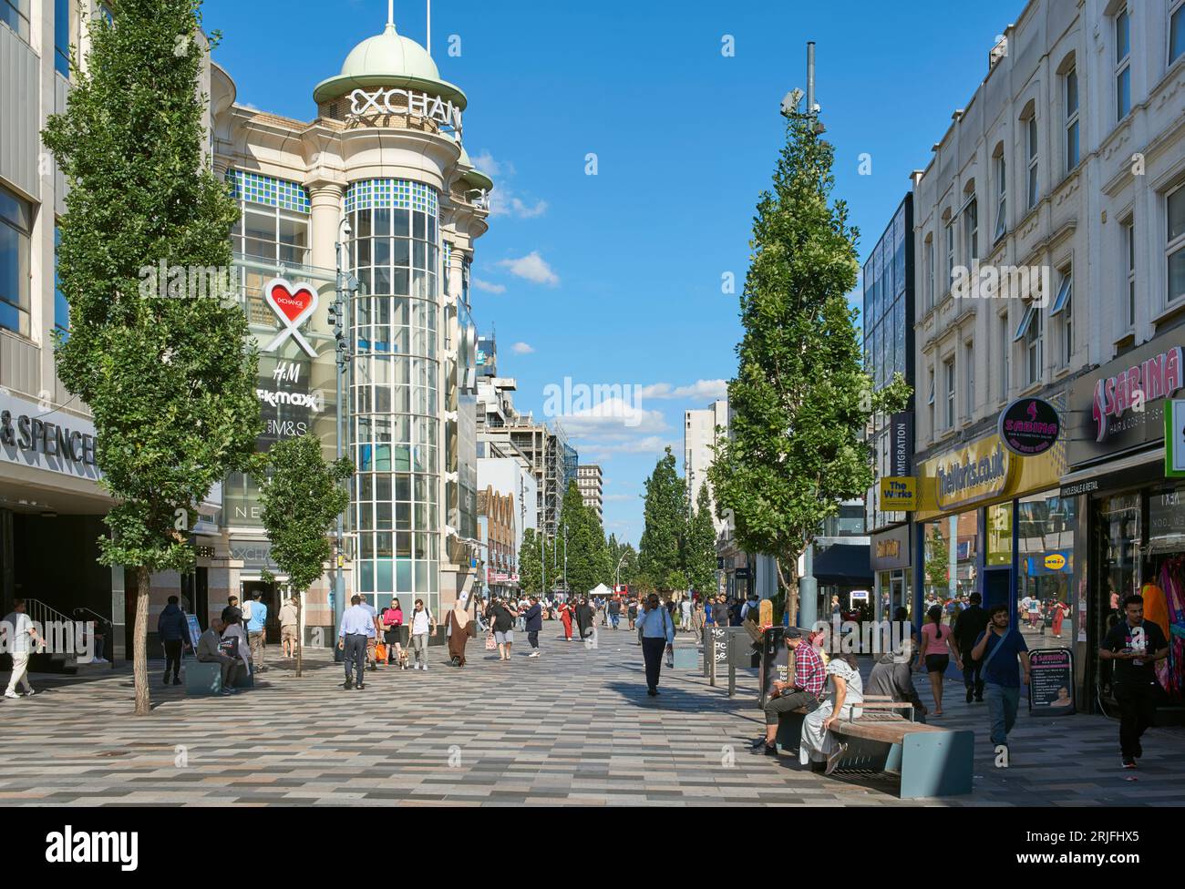 Centro di Ilford, East London UK, con High Road e il centro commerciale Exchange sulla destra. Foto Stock